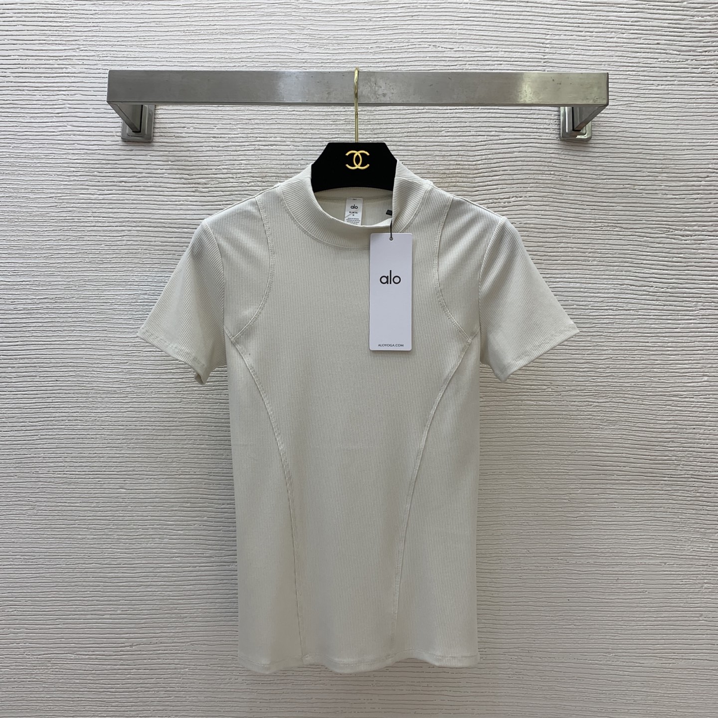 NO:333122,Model number G25051254 Aloyoga new high-end custom letter logo small cloth label patch decorative elastic muscle texture splicing sporty style slim short-sleeved T-shirt top!  Beige, black, (M size bust 74, sleeve length 15, 55-length fabric high elasticity) hair, T-shirt,tees, t-shirt,alexander wang19860909款号G25051254 Aloyoga新款高端定制 字母logo小布标贴布装饰弹力肌底纹理拼接运动风修身显瘦短袖t恤上衣！米色、黑色、（M码胸围74,袖长15,衣长55面料高弹）发,,T-shirt,tees，t-shirt,alexander wang,Women's clothing