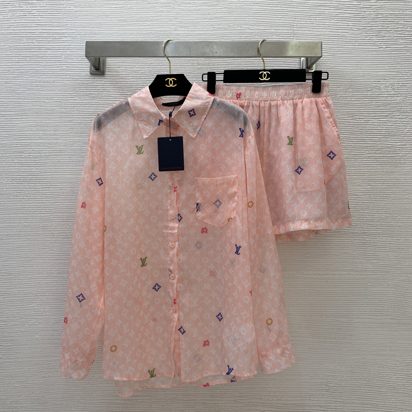 NO:408002,Model number D25051374 LOUIS*Dujia LV new style color letter logo presbyterian print loose fashion set!  Buttoned lapel long-sleeved sunscreen shirt elastic waist loose shorts!  Pink, blue, (M size shoulder width 49, bust 116, sleeve length 58, clothing length 74; waist 64~74 elastic, pants length 36) hair,,louis vuitton,louis vuitton,louis vuitton,louis vuitton,louis vuitton,shorts,shirts,alexander wang19860909款号D25051374 LOUIS*驴家LV新款 彩色字母logo老花印花宽松时尚套装！系扣翻领长袖防晒衣衬衫松紧腰宽松短裤！粉色、蓝色、（M码肩宽49,胸围116,袖长58,衣长74；腰围64～74松紧,裤长36）发,,louis vuitton,louis vuitton,louis vuitton,louis vuitton,shorts,shirts,alexander wang,Women's clothing