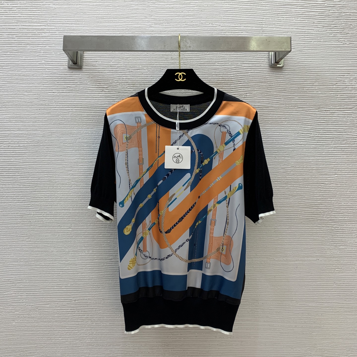 NO:333317,Model number G25051348 Recommended for running volume HERME*S new custom imitation silk satin splicing back piece knitted fabric, H home contrast printing fashionable and versatile short-sleeved stretch sweater top!  Black/yellow/beak, one size (bust 106, sleeve length 27, clothing length 61) hair, hermes, T-shirt, real silk, alexander wang19860909款号G25051348 跑量推荐HERME*S新款定制仿真丝缎面拼接后片针织面料、H家撞色印花时尚百搭短袖弹力针织衫上衣！黑/黄/米白,均码（胸围106,袖长27,衣长61）发,,hermes,T-shirt,real silk,alexander wang,Women's clothing