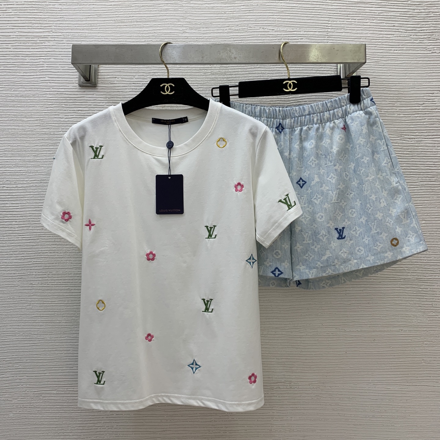 NO:334425,T-shirts and shorts models D25051585 LOUIS*Dujia LV new presbyterian logo fashionable casual set!  Colorful embroidered decoration loose versatile short-sleeved T-shirt top elastic waist loose wide-leg shorts!  (M size shoulder width 41, bust 96, sleeve length 18, clothing length 59; M size waist 68 elastic, hip circumference 98, pants length 34),,louis vuitton,louis vuitton,louis vuitton,louis vuitton,louis vuitton,shorts,T-shirt,tees,t-shirt,alexander wang19860909t恤、短裤款号D25051585 LOUIS*驴家LV新款老花logo时尚休闲套装！彩色刺绣装饰宽松百搭短袖t恤上衣松紧腰宽松阔腿短裤！（M码肩宽41,胸围96,袖长18,衣长59；M码腰围68松紧,臀围98,裤长34）,,louis vuitton,louis vuitton,louis vuitton,louis vuitton,shorts,T-shirt,tees，t-shirt,alexander wang,Women's clothing