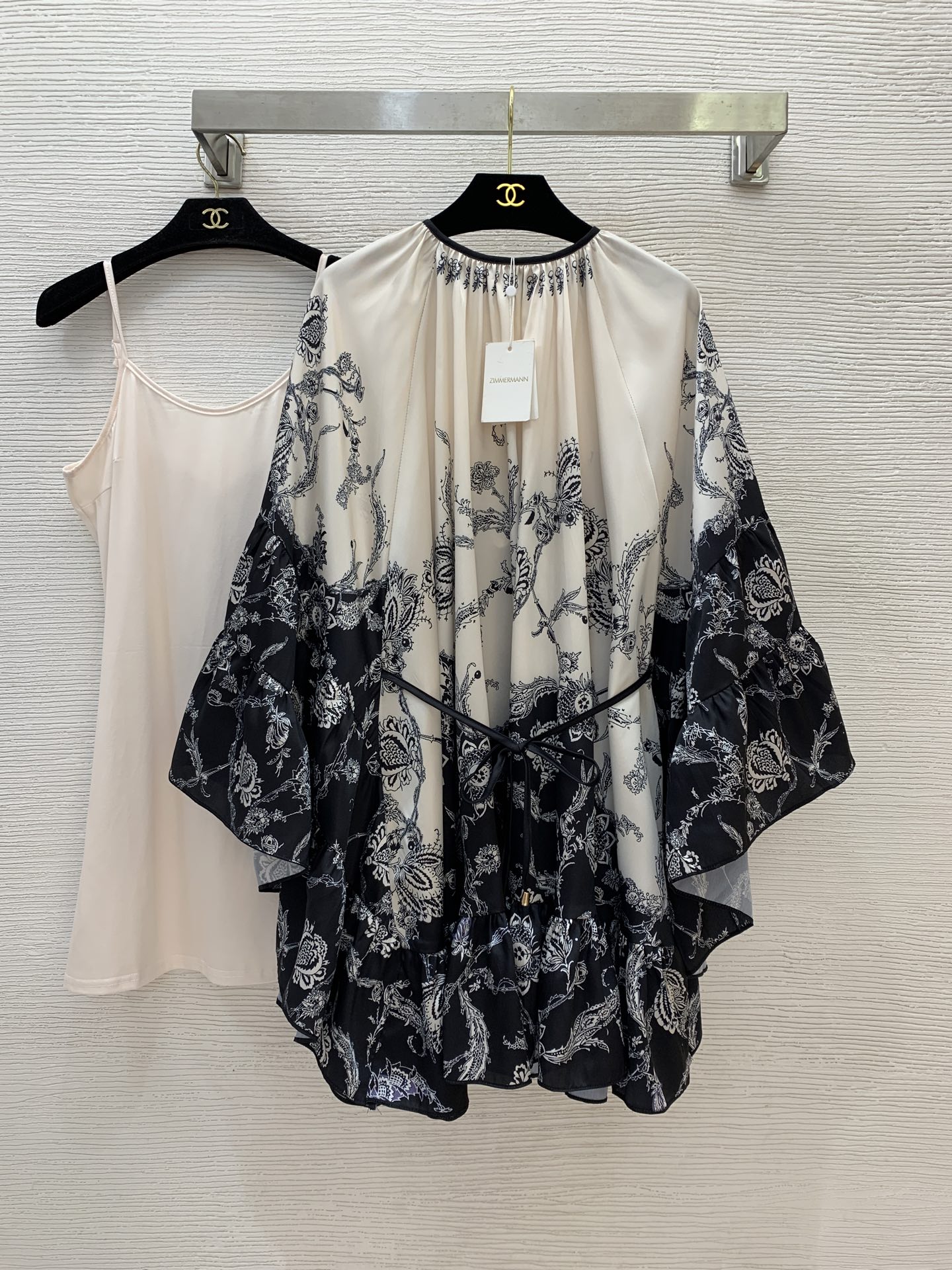 NO:334424,Model number D25051574 ZIMMERMA*N High-end custom twill smooth satin retro printed stand collar wide sleeve loose versatile dress with waist rope!  1.2.3.4/SMLXL (2 size lining bust 90, 66-long length without shoulder strap fabric high elasticity; skirt bust loose, skirt length 86), skirts, alexander wang19860909款号D25051574 ZIMMERMA*N 兹默曼澳洲品牌 高端定制斜纹光滑缎面复古印花立领阔袖宽松百搭连衣裙配有腰绳！1.2.3.4/SMLXL（2码内衬胸围90,衣长66不含肩带面料高弹；裙胸围宽松,裙长86）,,skirts,alexander wang,Women's clothing