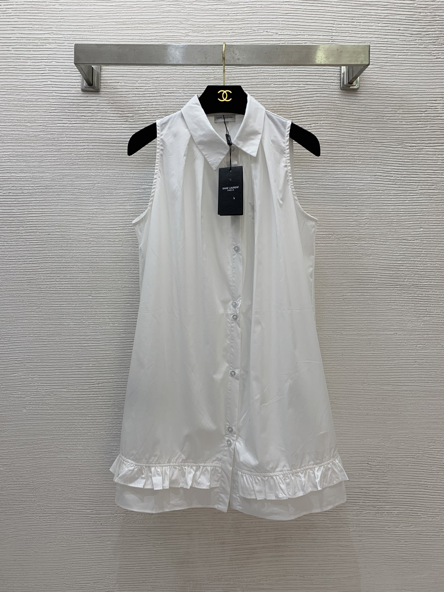 NO:334435,Model number D25051574 Saint Laurent YSL new style, letter embroidered on chest logo loose stylish buttoned placket lapel sleeveless cotton shirt dress!  White, (M size bust 100~104, skirt length 82), saint laurent,saint laurent,skirts,alexander wang19860909款号D25051574 圣罗兰YSL新款 胸前字母刺绣徽标宽松时尚系扣开襟翻领无袖纯棉衬衣连衣裙！白色,（M码胸围100～104,裙长82）,,saint laurent,saint laurent,skirts,alexander wang,Women's clothing