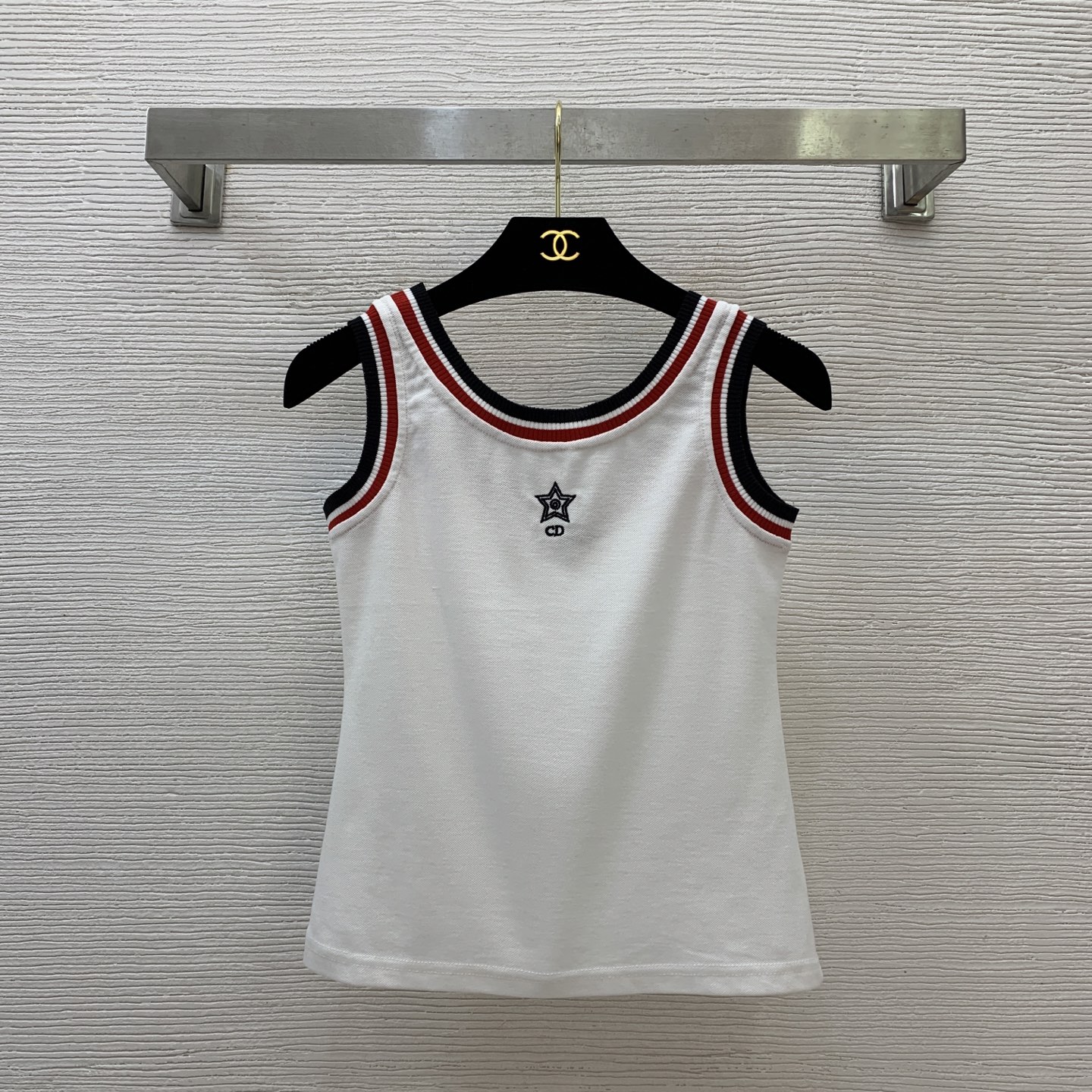 NO:334431,Model number D25051572 Dio* new style, five-pointed star CD embroidery logo, threaded edge contrasting stripes spliced ​​slim fit and versatile vest top!  White, (M size bust 74, 49 length) hair, dior, alexander wang19860909款号D25051572 Dio*新款 五角星CD刺绣logo螺纹边撞色条纹拼接修身显瘦百搭背心上衣！白色,（M码胸围74,衣长49）发,,dior,alexander wang,Women's clothing