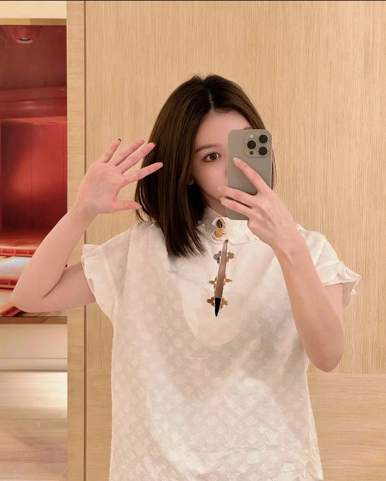 NO:333143,Model number D25061259 LOUIS*Dujia LV new custom presbyterian jacquard fabric, gold button ruffle spliced ​​slim fit and slim stand collar flying sleeve top!  White, (M size shoulder width 48, bust 98, front cloak length 66/63), louis vuitton,louis vuitton,louis vuitton,louis vuitton,louis vuitton,alexander wang19860909款号D25061259 LOUIS*驴家LV新款定制老花提花面料、金色纽扣荷叶边拼接修身显瘦立领飞飞袖上衣！白色,（M码肩宽48,胸围98,前衣长66/63）发,,louis vuitton,louis vuitton,louis vuitton,louis vuitton,alexander wang,Women's clothing