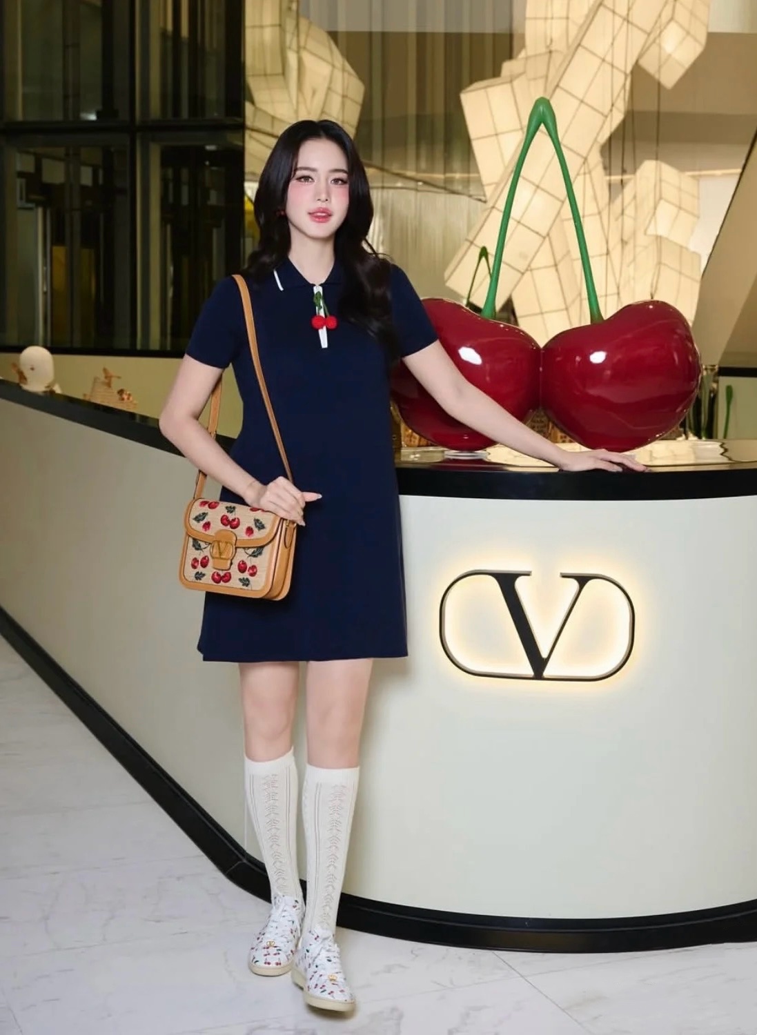 NO:333320,Model number G25051375 VALENTIN*O Warren Home Summer New Style Fashion Simple White-edged Polo Collar Slim Slim Zippered Plate Lapel Short Sleeve Knitted Dress!  Navy blue, (M size bust 80, sleeve length 22, skirt length 86) hair, valentino, valentino, skirt, skirt, T-shirt, alexander wang19860909款号G25051375 VALENTIN*O华伦家夏季新款 时尚简约白边Polo领修身显瘦拉链门襟翻领短袖针织连衣裙！藏蓝色,（M码胸围80,袖长22,裙长86）发,,valentino,valentino,skirts,T-shirt,alexander wang,Women's clothing