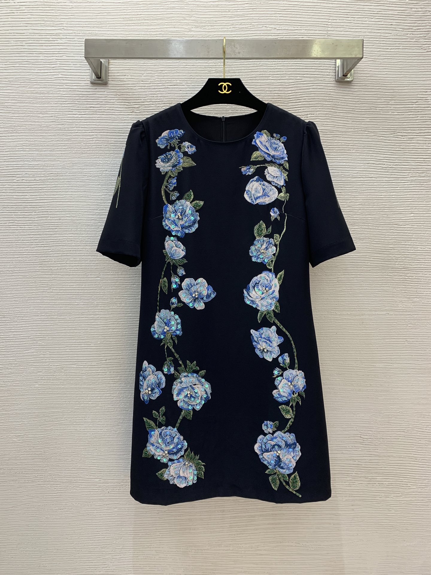 NO:334684,Model number G25051673 Dolce & Gabbana DG* new high-end custom front piece shining sequins heavy-work flower embroidery slim fit short-sleeved dress!  Black, (M size bust 96, sleeve length 29, waist 86, skirt length 87) hair, Dolce & Gabbana, skirts, T-shirt, alexander wang19860909款号G25051673 杜嘉班纳DG*新款 高端定制前片闪耀亮片重工花朵刺绣修身显瘦短袖连衣裙！黑色,（M码胸围96,袖长29,腰围86,裙长87）发,,Dolce&Gabbana,skirts,T-shirt,alexander wang,Women's clothing