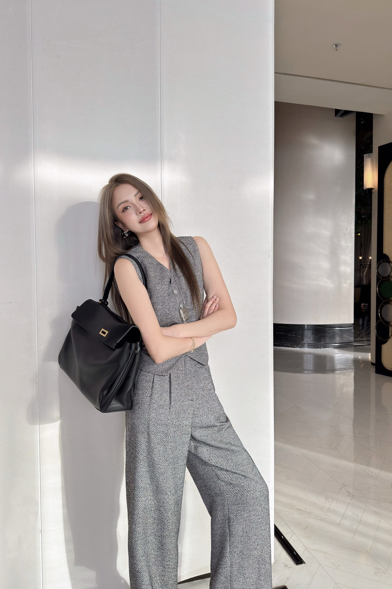 NO:334020,Vest and pants number G25051473 Dio* new high-end custom sequin knitted temperament small fragrance style fashion suit!  Slim fit and slim single-breasted V-neck vest top with pockets on both sides of high waist straight wide-leg pants and trousers!  (M size bust 90, 49 length; waist 72, hip 94, trouser length 102), dior, alexander wang19860909马甲、裤子款号G25051473 Dio*新款 高端定制亮片编织气质小香风时尚套装！修身显瘦单排扣V领马甲上衣两侧插口袋高腰直筒阔腿裤长裤！（ M码胸围90,衣长49；腰围72,臀围94,裤长102）,,dior,alexander wang,Women's clothing