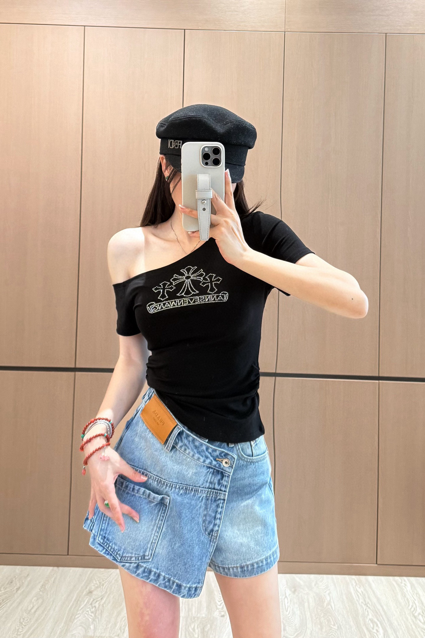 NO:334422,Model number D25051572 Crowxin* trendy brand new style chest cross ironing diamond decoration pinched pleated waist-hugging to make you look slim and slanted shoulders short-sleeved T-shirt top!  Black, off-white, (M size bust 78, sleeve length 19, 52) hair, chrome hearts, T-shirt, tees, t-shirt, alexander wang19860909款号D25051572 克罗心*潮牌新款胸前十字架烫钻装饰捏褶收腰显瘦斜肩短袖t恤上衣！黑色、米白色、（M码胸围78,袖长19,衣长52）发,,chrome hearts,T-shirt,tees，t-shirt,alexander wang,Women's clothing