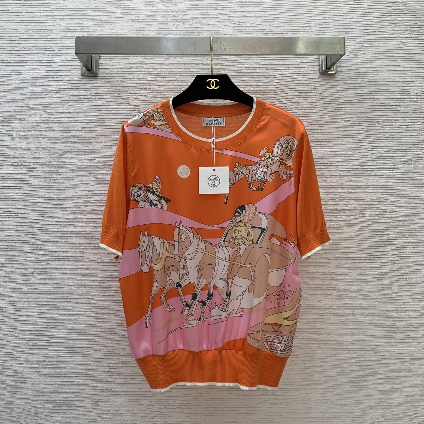 NO:409856,Model number G25051938 Recommended for running volume HERME*S new custom imitation silk satin spliced ​​back piece knitted fabric, H carriage pattern printed versatile stretch short-sleeved sweater top!  Orange/pink/black, one size (shoulder width 39, bust 106, sleeve length 26, clothing length 60) hair, hermes, T-shirt, real silk, alexander wang19860909款号G25051938 跑量推荐HERME*S新款定制仿真丝缎面拼接后片针织面料、H家马车图案印花百搭弹力短袖针织衫上衣！桔/粉/黑,均码（肩宽39,胸围106,袖长26,衣长60）发,,hermes,T-shirt,real silk,alexander wang,Women's clothing