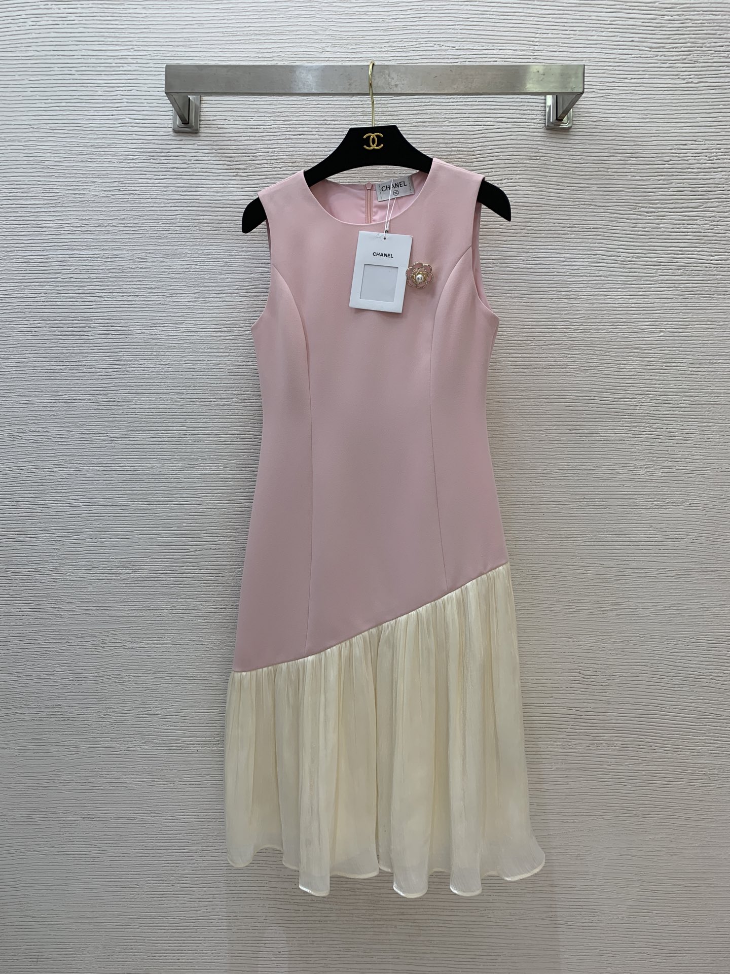 NO:335159,Model number D25051768 Chane* newest high-end custom contrasting color splicing slim fit irregular sleeveless vest dress with brooch!  Black, pink, (Size bust 84, waist 68, skirt length 102) hair, chanel, skirts, brooch, breastpin, alexander wang19860909款号D25051768 Chane*新款 高端定制撞色拼接修身显瘦不规则无袖背心连衣裙配胸针！黑色、粉色、（S码胸围84,腰围68,裙长102）发,,chanel,skirts,brooch，breastpin,alexander wang,Women's clothing