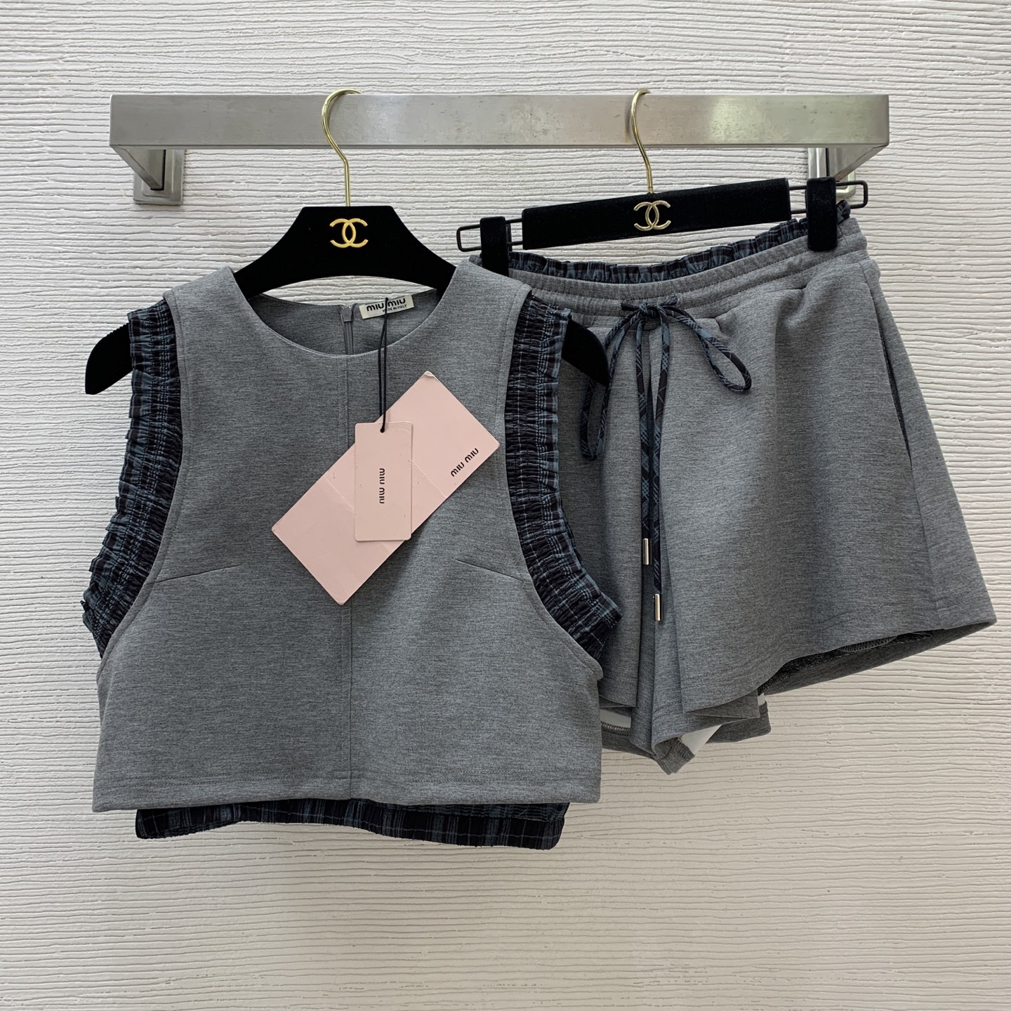 NO:412453,Model number G25052138 MiuMi*Mi Family's new fashionable age-reducing temperament two-piece set!  Plaid contrasting color spliced ​​sleeveless vest top drawstring elastic waist pleated wide-leg shorts!  Gray, (Size S bust 90, 43 length; waist 64~74, trousers 31),,miumiu, shorts,alexander wang19860909款号G25052138 MiuMi*缪家新款时尚减龄气质两件套装！格子撞色拼接无袖背心上衣抽绳松紧腰压褶阔腿短裤！灰色,（S码胸围90,衣长43；腰围64～74,裤长31）,,miumiu,shorts,alexander wang,Women's clothing