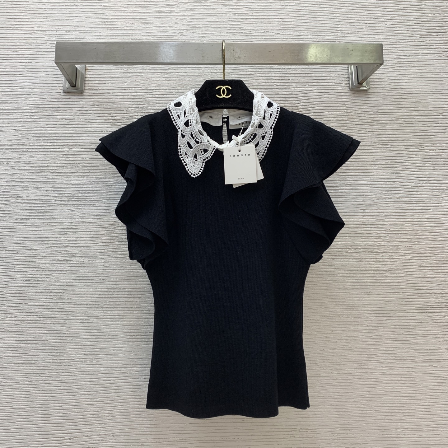 NO:412475,Model number G25052187 Sandr*o new high-end customization, detachable collar hollow hook and contrasting color spliced ​​ruffled fly sleeves slim-fitting sweater top!  Black, (Size S bust 66, 53-size length, high elastic fabric) hair, alexander wang19860909款号G25052187 Sandr*o新款高端定制 可拆卸领子镂空勾花撞色拼接荷叶边飞飞袖修身显瘦针织衫上衣！黑色,（S码胸围66,衣长53面料高弹）发,,alexander wang,Women's clothing