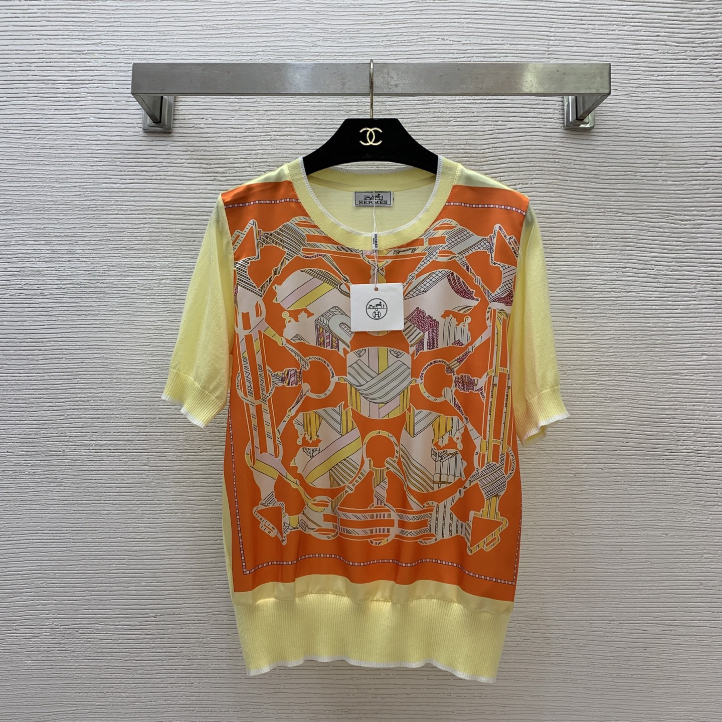 NO:412492,Model number G25052182 Recommended for running volume HERME*S new custom imitation silk satin splicing back piece knit fabric, H home ring geometric pattern printed versatile stretch short-sleeved sweater top!  Yellow/black/beak, single size (shoulder width 40, bust 108, sleeve length 27, clothing length 60), hermes, T-shirt, real silk, alexander wang19860909款号G25052182 跑量推荐HERME*S新款定制仿真丝缎面拼接后片针织面料、H家环圈几何图案印花百搭弹力短袖针织衫上衣！黄/黑/米白、均码（肩宽40,胸围108,袖长27,衣长60）发,,hermes,T-shirt,real silk,alexander wang,Women's clothing