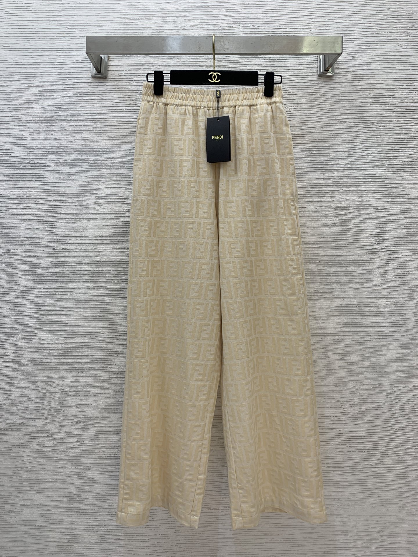 NO:413609,Model number D25052274 Fend* new style, classic double FF letter jacquard fabric elastic waist loose casual wide-leg trousers!  Apricot color, (M size waist circumference 68~72, hip circumference 98, pants length 103) hair, fendi, alexander wang19860909款号D25052274 Fend*新款 经典双FF字母提花面料松紧腰宽松休闲阔腿长裤！杏色,（M码腰围68～72,臀围98,裤长103）发,,fendi,alexander wang,Women's clothing
