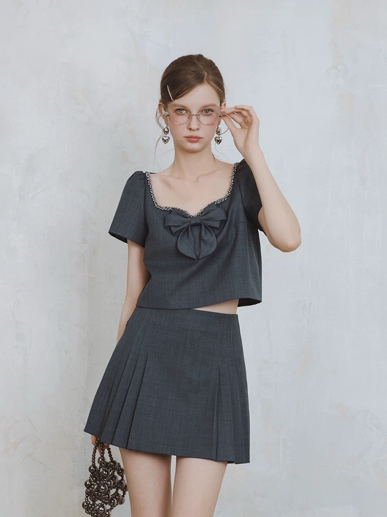 NO:409864,Model number G25051948 MIUMI*U Miaojia new high-end customized age-reducing playful temperament set!  Neckline metal bead chain bow decorative puff sleeve short top with high waist pleated skirt skirt!  Gray, (Size S bust 92, sleeve length 19, clothing length 40; waist 72, skirt length 36) hair, miumiu, skirt length 36) hair, alexander wang19860909款号G25051948 MIUMI*U缪家新款高端定制减龄俏皮气质套装！领口金属珠链蝴蝶结装饰泡泡袖短款上衣高腰压褶短裙半身裙！灰色,（S码胸围92,袖长19,衣长40；腰围72,裙长36）发,,miumiu,skirts,alexander wang,Women's clothing