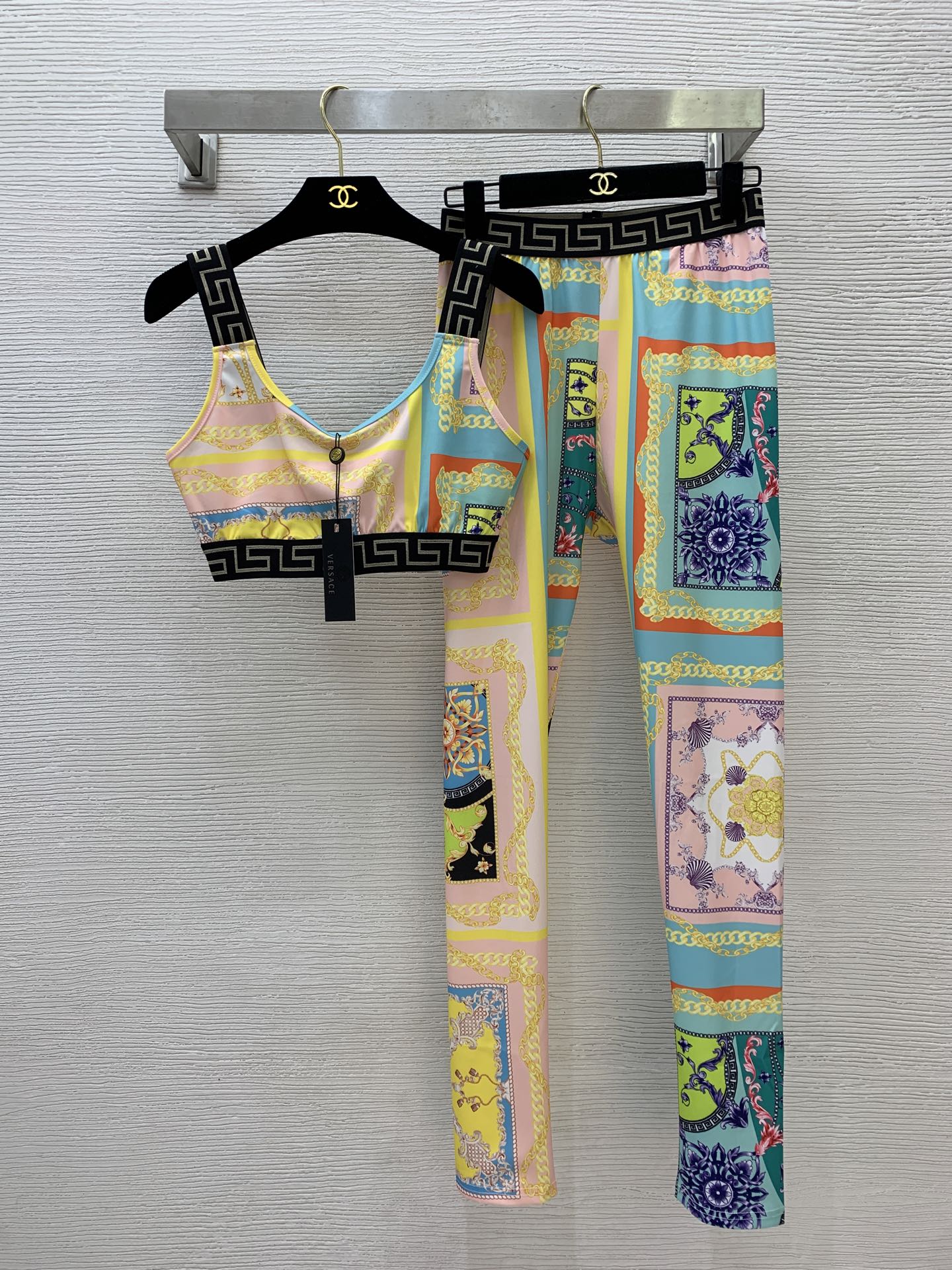 NO:411389,Model number D25052034 Versac* new style Baroque color-blocking print yoga fitness sports set!  Webbing splicing and exposed navel vest suspender vest top slim buttock lifting stretch leggings yoga pants!  (Size S bust 80, hem circumference 62, garment length 32; waist circumference 66 can be tight, trousers length 102/waist circumference ±4) hair, versace, alexander wang19860909款号D25052034 Versac*新款 巴洛克拼色印花瑜伽健身运动套装！织带拼接露肚脐背心吊带背心上衣修身提臀弹力紧身裤瑜伽裤！（S码胸围80,下摆围62,衣长32；腰围66可松紧,裤长102/腰围±4）发,,versace,alexander wang,Women's clothing