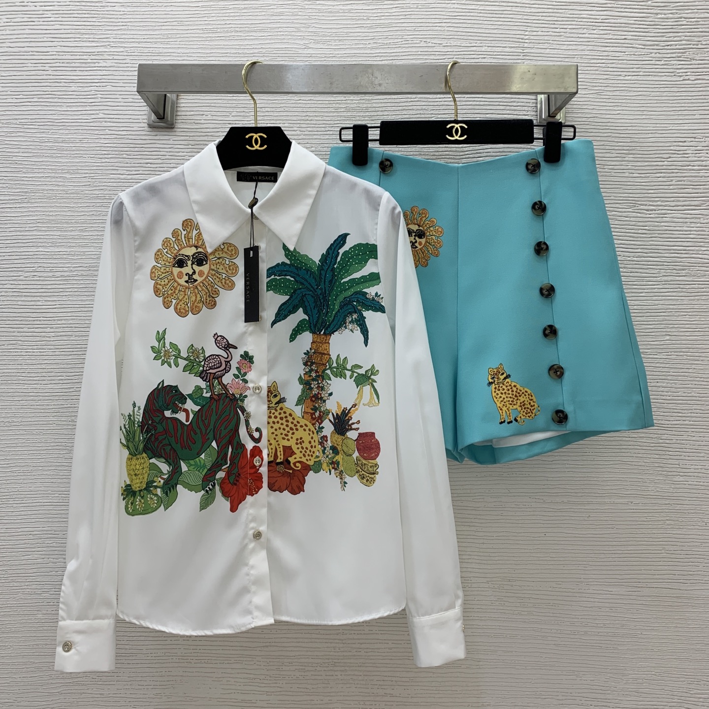 NO:413641,Model number G25052272 VERSAC* new high-end custom European and American style fashion heavy industry high-temperature ironing diamond decoration two-piece set!  Animal pattern printed buttoned lapel long sleeve shirt with double-breasted embellishment high-waisted shorts!  (Size S bust 98, sleeve length 61, clothing length 62; waist 72, hip 98, pants length 38) hair, versace, shorts, alexander wang19860909款号G25052272 VERSAC*新款高端定制欧美风时尚重工高温烫钻装饰两件套装！胸前动物图案印花系扣翻领长袖衬衣双排扣装饰高腰短裤！（S码胸围98,袖长61,衣长62；腰围72,臀围98,裤长38）发,,versace,shorts,alexander wang,Women's clothing