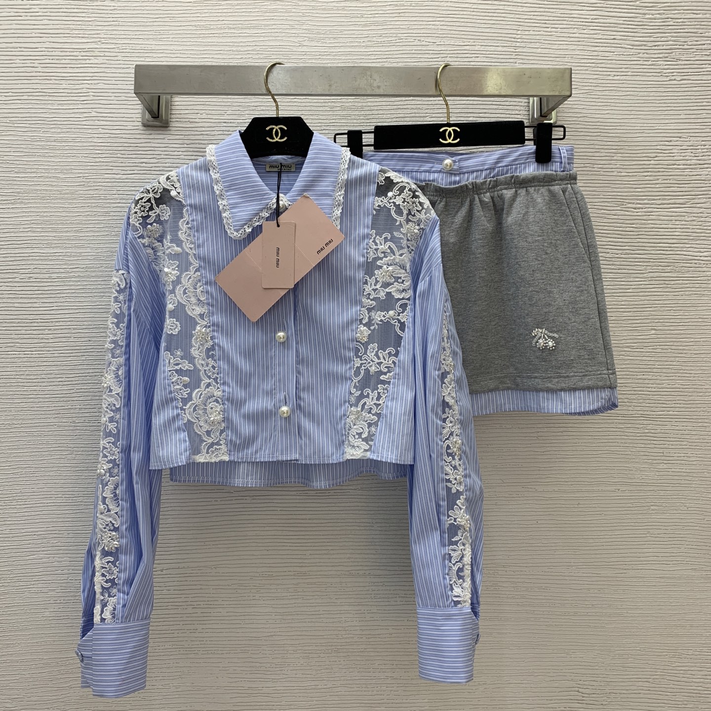 NO:413613,Model number G25052237 MiuMi*Mijia new high-end custom style fashionable two-piece set!  Mesh perspective spliced ​​lace hook button lapel short long-sleeved shirt top fake two fashionable and personalized short skirt skirt!  (Size S shoulder width 58, bust 118, sleeve length 53, front garment length 43/47; waist 70, skirt length 37) Complete set, miumiu, skirt, alexander wang19860909款号G25052237 MiuMi*缪家新款高端定洋气减龄时尚两件套装！网纱透视拼接蕾丝勾花系扣翻领短款长袖衬衣上衣假两件时尚个性短裙半身裙！（S码肩宽58,胸围118,袖长53,前衣长43/47；腰围70,裙长37） 整套,,miumiu,skirts,alexander wang,Women's clothing