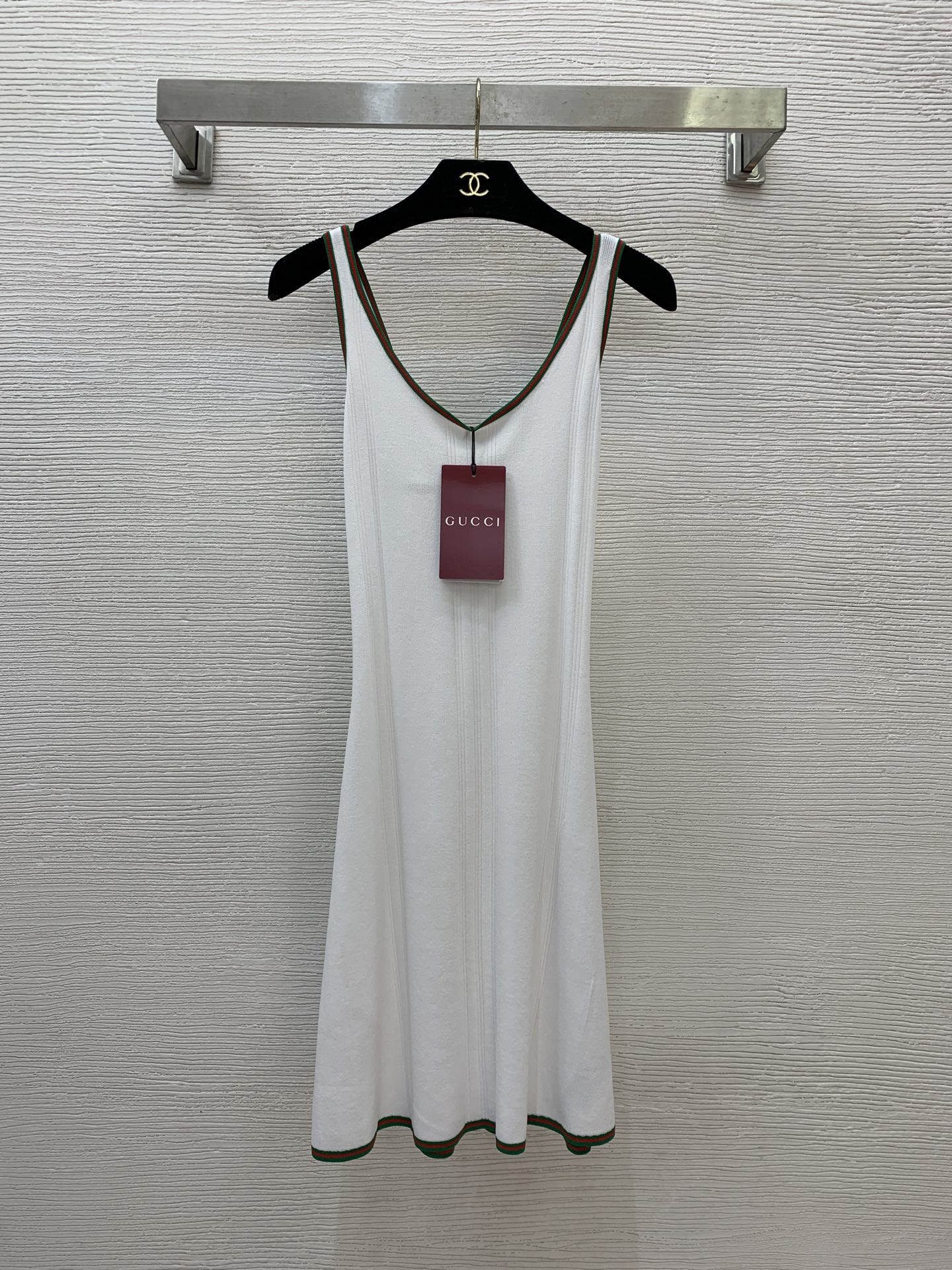 NO:412484,Model number D25052174 GUCC* newest red and green contrasting color cross-length cross-back design slim and slim suspender knitted dress!  White, (M size bust 80, waist 66, skirt length 84) hair, gucci, skirt 80, alexander wang19860909款号D25052174 GUCC*新款 红绿撞色包边交叉露背设计修身显瘦吊带针织连衣裙！白色,（M码胸围80,腰围66,裙长84）发,,gucci,skirts,alexander wang,Women's clothing