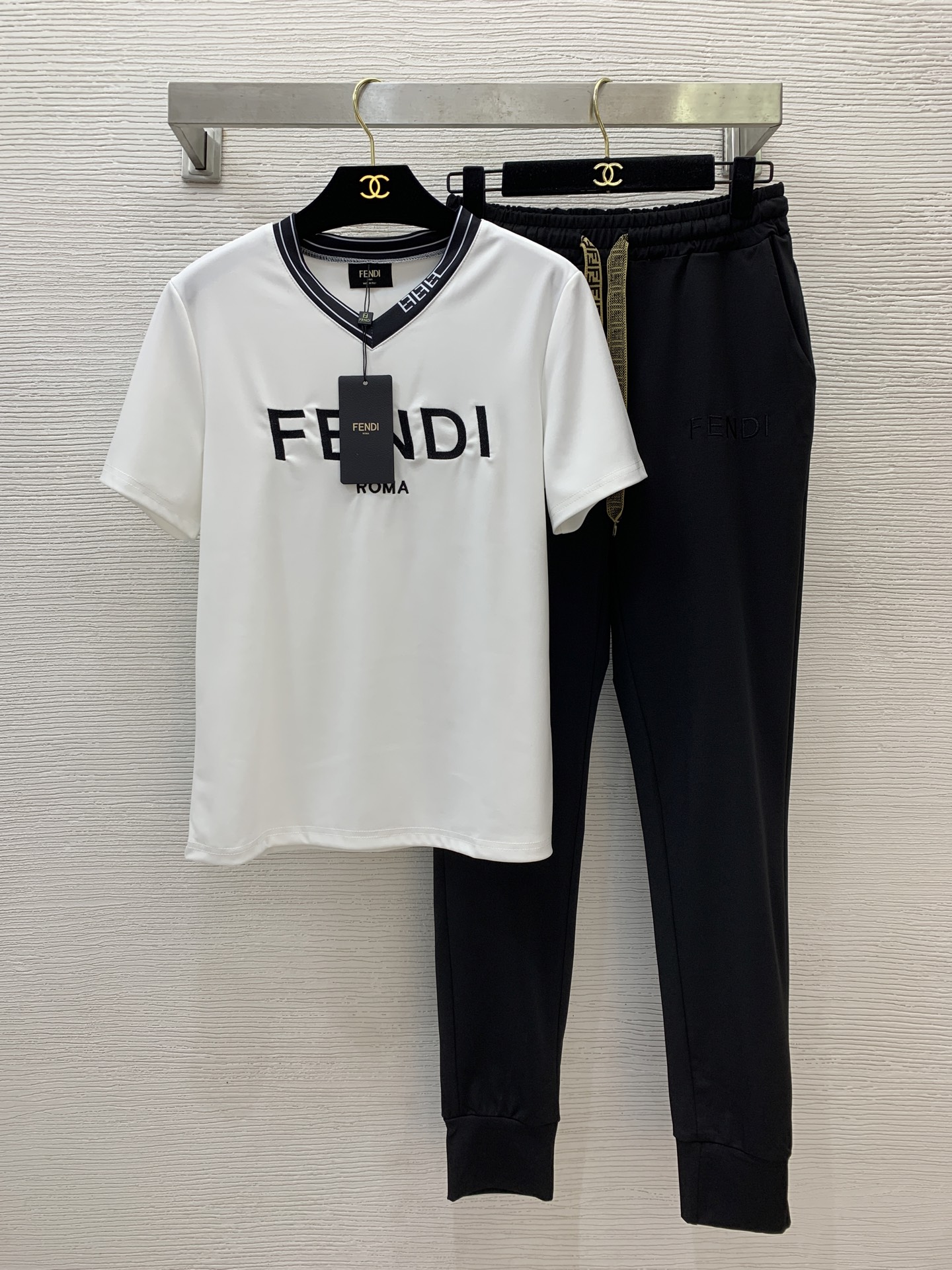 NO:416561,Model number D25052536 Fend*DG*Dougabanner collection photo Casual sports suit!  Contrasting color spliced ​​letter logo embroidered short-sleeved T-shirt top elastic waist, small feet, sports pants, trousers!  DG Home, FF Home, (flat S size bust 92, sleeve length 20, clothing length 62; waist circumference 68 elastic, trousers length 103/waist circumference 4) Wholesale, Dolce & Gabbana, fendi, gucci, fendi, T-shirt, tees, t-shirt, alexander wang19860909款号D25052536 Fend*DG*杜嘉班纳合集图 休闲运动套装！撞色拼接字母logo刺绣短袖t恤上衣松紧腰小脚运动裤长裤！DG家、FF家、（平铺S码胸围92,袖长20,衣长62；腰围68松紧,裤长103/腰围加减4）批发,,Dolce&Gabbana,fendi,gucci,fendi,T-shirt,tees，t-shirt,alexander wang,Women's clothing