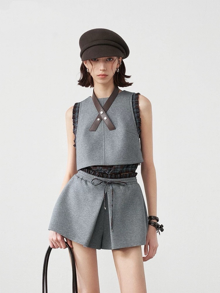 NO:412461,Model number G25052138 MiuMi*Mi Family's new fashionable and age-reducing temperament two-piece set!  Plaid contrasting color spliced ​​sleeveless vest top drawstring elastic waist pleated wide-leg shorts!  Gray, (Size S bust 90, 43 length; waist 64~74, trousers length 31) hair, miumiu, shorts, alexander wang19860909款号G25052138 MiuMi*缪家新款时尚减龄气质两件套装！格子撞色拼接无袖背心上衣抽绳松紧腰压褶阔腿短裤！灰色,（S码胸围90,衣长43；腰围64～74,裤长31）发,,miumiu,shorts,alexander wang,Women's clothing