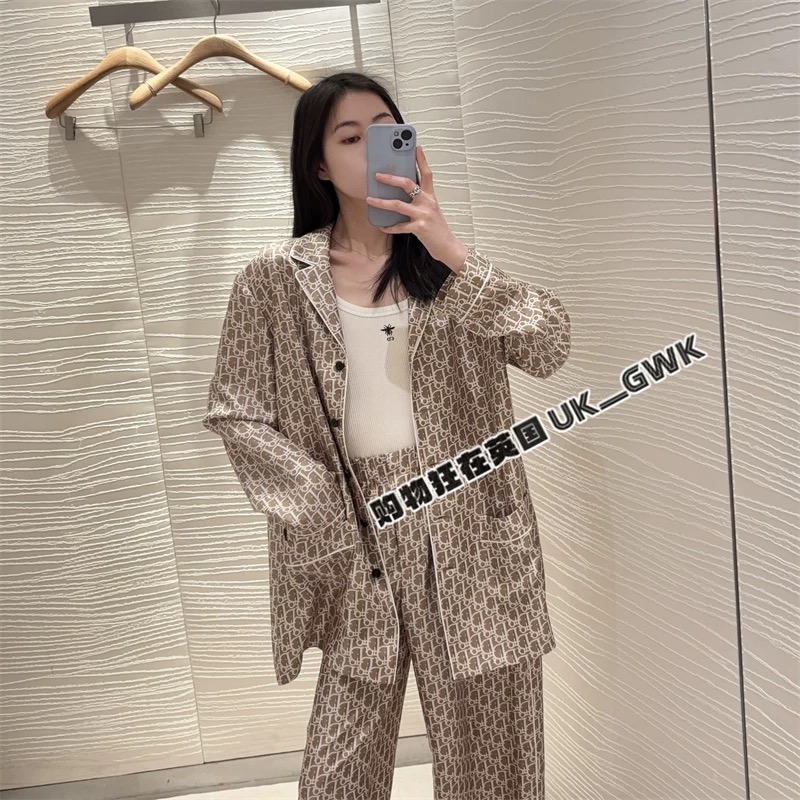 NO:412520,Model number D25052143 Dio* new D home presbyterian letter logo printed pajamas style home clothing set!  Contrast colored edging double pocket lapel loose long sleeve shirt top elastic waist loose wide-leg trousers, pockets on both sides of the trousers!  (M size shoulder width 39, bust 114, sleeve length 57, clothing length 70; waist 64~74, hip 104, pants length 105) hair, dior, dior, alexander wang19860909款号D25052143 Dio*新款D家老花字母logo印花睡衣风居家服套装！撞色包边双口袋翻领宽松长袖衬衣上衣松紧腰宽松阔腿长裤,裤两侧有口袋！（M码肩宽39,胸围114,袖长57,衣长70；腰围64～74,臀围104,裤长105）发,,dior,dior,alexander wang,Women's clothing