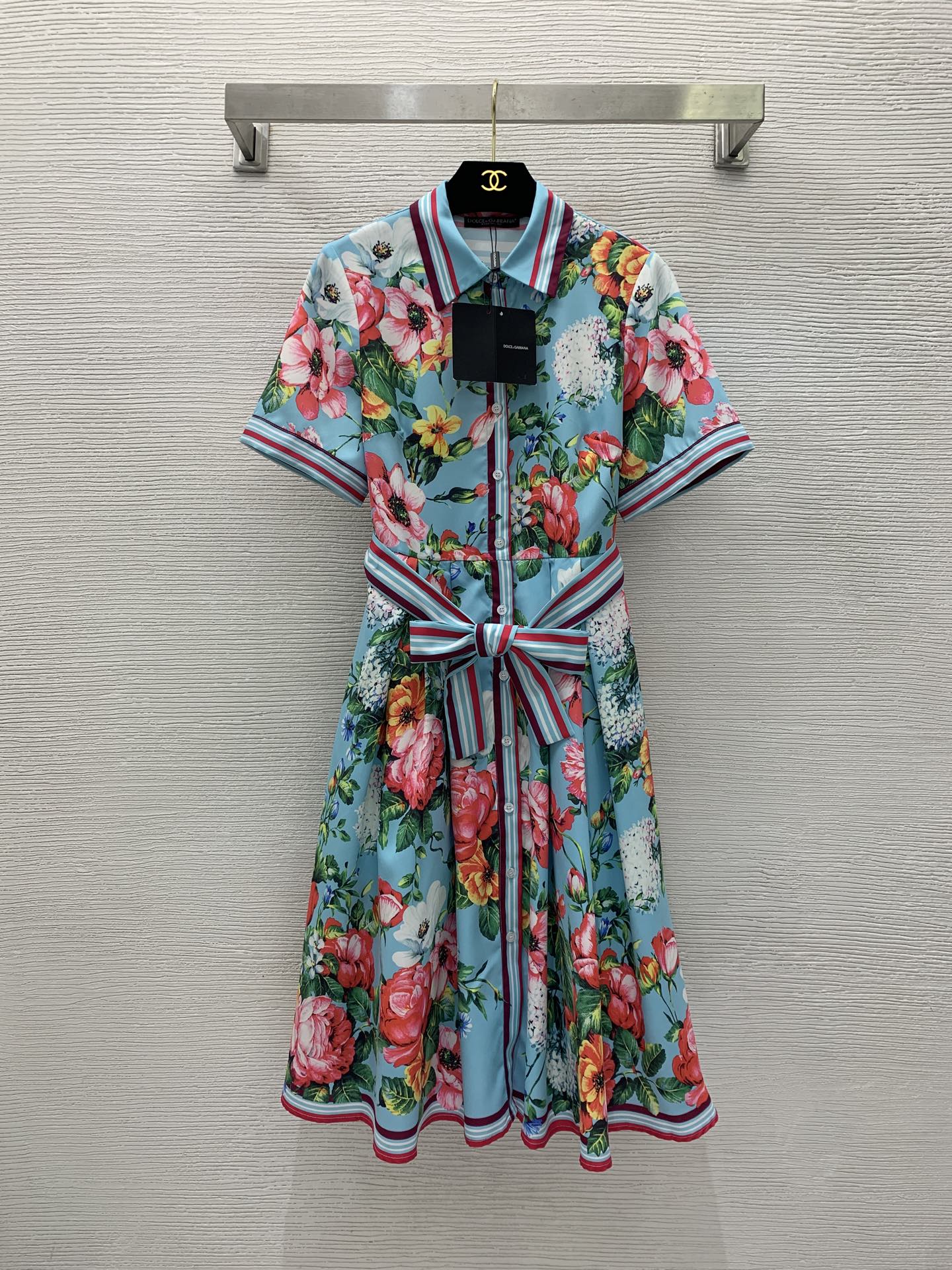 NO:416571,Model number G25052534 Dolce & Gabbana DG* new high-end customization single-breasted front closure flower green leaf printed striped edges paired with belt waist slimming short sleeves large sway dress!  (Size S bust 92, waist 70, sleeve length 24, skirt length 105) hair, Dolce & Gabbana, skirts, T-shirt, alexander wang19860909款号G25052534 杜嘉班纳DG*新款高端定制 单排扣前襟花朵绿叶印花条纹边搭配腰带收腰显瘦短袖大摆连衣裙！（S码胸围92,腰围70,袖长24,裙长105）发,,Dolce&Gabbana,skirts,T-shirt,alexander wang,Women's clothing