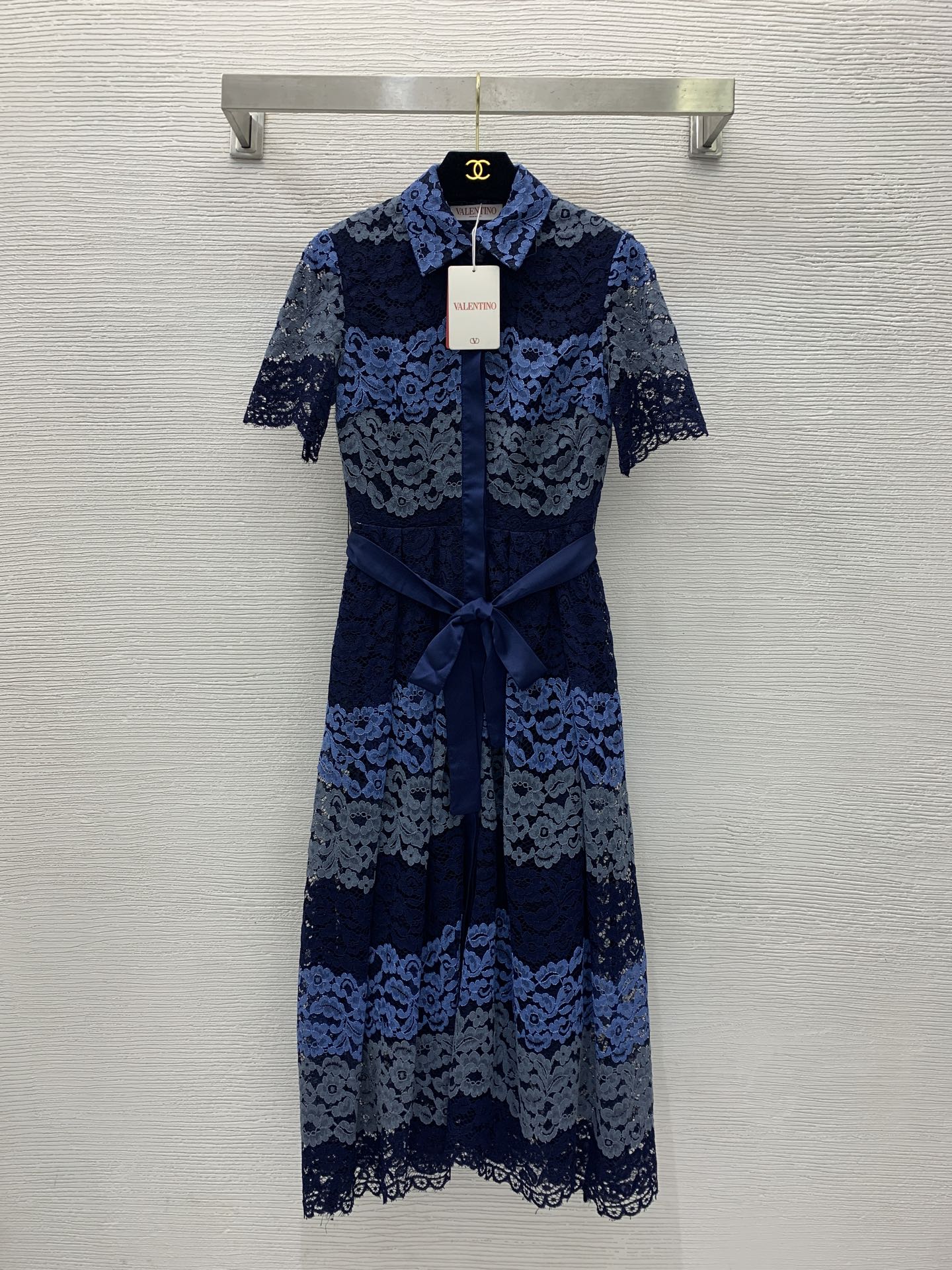 NO:415887,Model number G25052475 VALENTIN*O Warren Home New High-end Customized Color Block Soft Lace Fabric Waist-Close-Up Slim Lapel Short Sleeve Large Skirt Dress!  (Size S bust 86, sleeve length 26, waist 66, skirt length 119) hair, valentino, valentino, skirt, skirt 1, T-shirt, alexander wang19860909款号G25052475 VALENTIN*O华伦家新款高端定制拼色软蕾丝面料收腰显瘦翻领短袖大裙摆连衣裙！（S码胸围86,袖长26,腰围66,裙长119）发,,valentino,valentino,skirts,T-shirt,alexander wang,Women's clothing