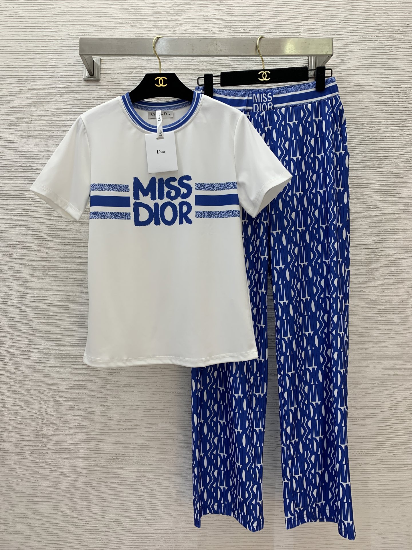 NO:415891,Model number D25052472 Dio* new custom classic presbyterian logo fashion suit!  Striped letter logo on the chest slim short-sleeved T-shirt top with side socket pocket elastic waist straight trousers casual pants!  Pink, blue, (Size bust 90, sleeve length 20, clothing length 62; waist circumference 66~76 elastic, trousers length 105/waist circumference ±4) hair, dior, T-shirt,tees, t-shirt,alexander wang19860909款号D25052472 Dio*新款定制经典老花logo时尚套装！胸前条纹字母标志修身短袖t恤上衣侧插口袋松紧腰直筒长裤休闲裤！粉色、蓝色、（S码胸围90,袖长20,衣长62；腰围66～76松紧,裤长105/腰围±4）发,,dior,T-shirt,tees，t-shirt,alexander wang,Women's clothing