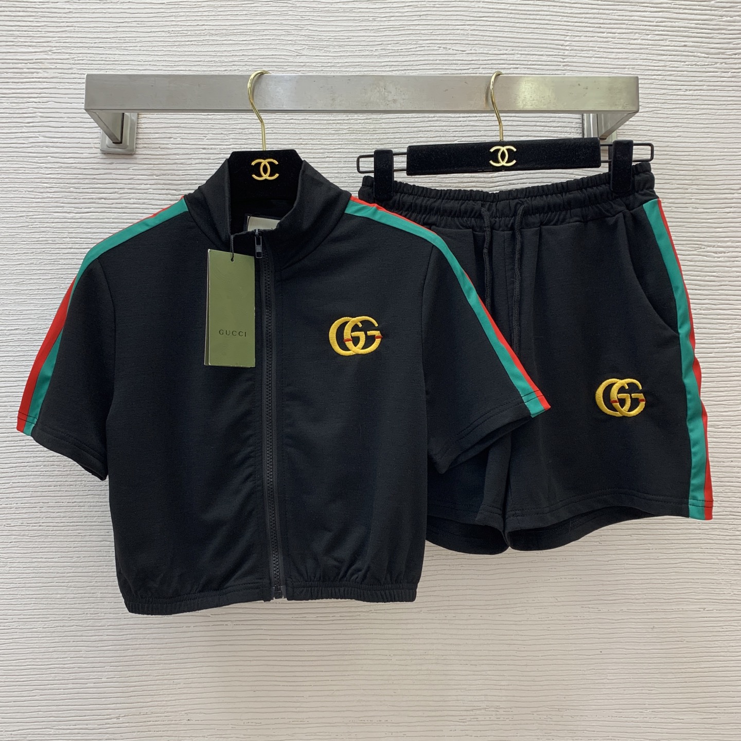 NO:417407,Model number D25052635 GUCC* new style color-blocking striped edge splicing GG embroidery logo fashionable and casual two-piece set!  Zip-fly stand-collar short top with elastic waist wide-leg sweatpants!  Black, (flat S-size bust 90, sleeve length 21, clothing length 43; waist circumference 64 elastic, trousers length 37/waist circumference ±4) hair, gucci, alexander wang19860909款号D25052635 GUCC*新款 拼色条纹边拼接GG刺绣标志时尚休闲两件套装！拉链门襟立领短款上衣松紧腰阔腿运动裤！黑色,（平铺S码胸围90,袖长21,衣长43；腰围64松紧,裤长37/腰围±4）发,,gucci,alexander wang,Women's clothing