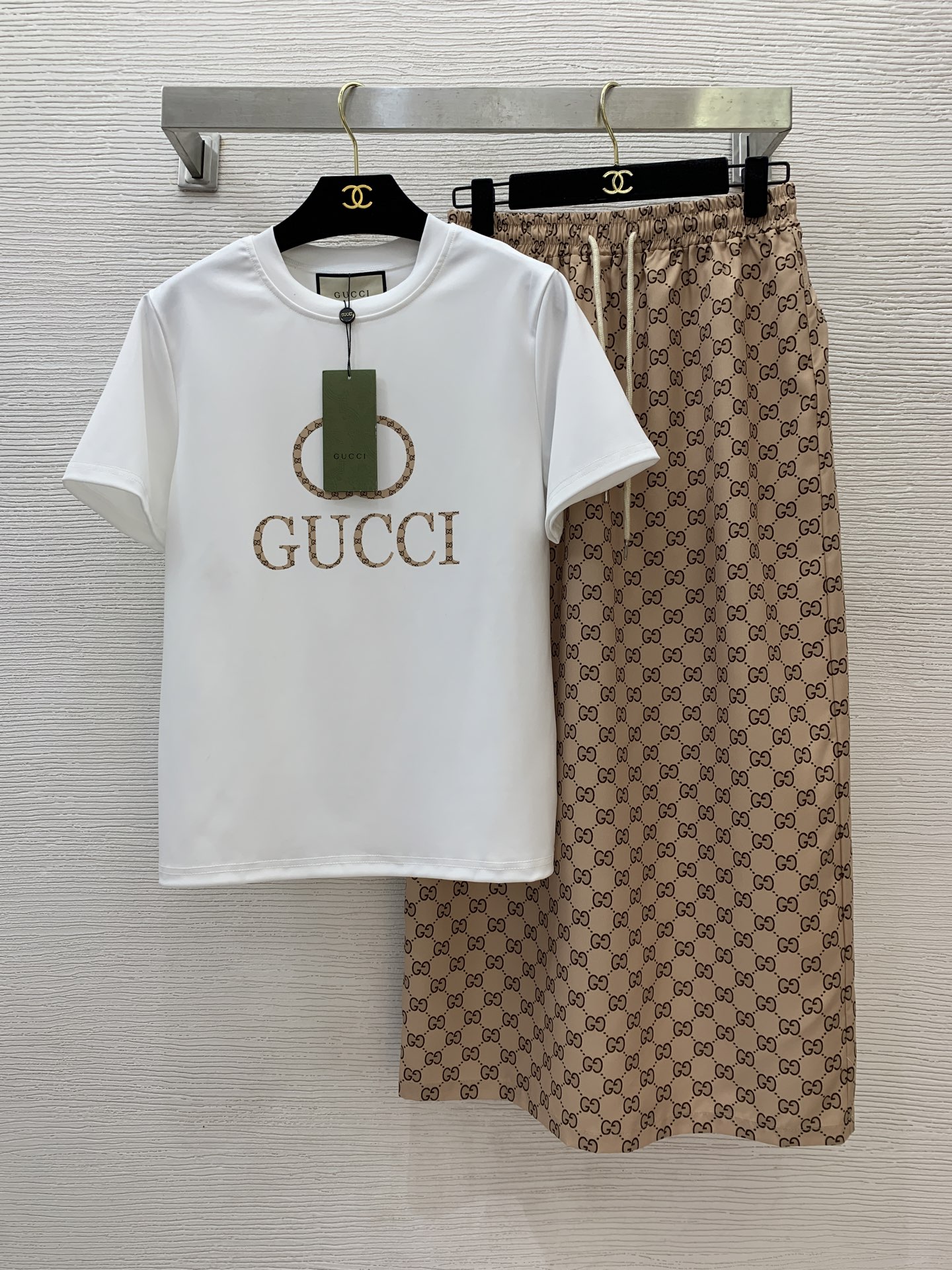 NO:415873,Model number G25052485 GUCC*Fend* new foreign trade special logo printing two-piece set!  Letter logo printed round neck short-sleeved T-shirt top with elastic waist mid-length skirt!  FF home, GG home, (Size bust 92, sleeve length 20, clothing length 62; waist circumference 66~76, skirt length 88/waist circumference ±4) hair, fendi, gucci, gucci, fendi, skirts, T-shirt, tees, t-shirt, alexander wang19860909款号G25052485 GUCC*Fend*新款外贸专供logo印花两件套装！胸前字母标志印花圆领短袖t恤上衣松紧腰中长款半身裙！FF家、GG家、（S码胸围92,袖长20,衣长62；腰围66～76,裙长88/腰围±4）发,,fendi,gucci,gucci,fendi,skirts,T-shirt,tees，t-shirt,alexander wang,Women's clothing