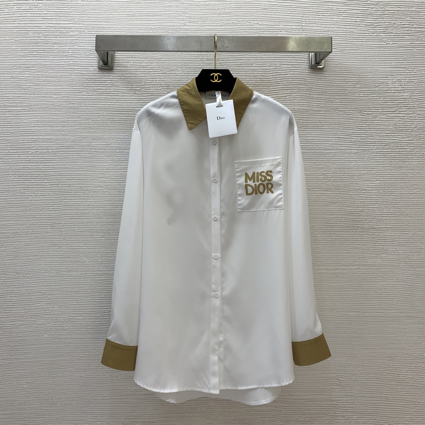 NO:415899,Model number D25052435 Dio* new style, chest pocket letter logo printed back large logo logo contrast color spliced ​​button lapel loose long-sleeved shirt!  White (Size S shoulder width 46, bust 108, sleeve length 58, clothing length 77) hair, dior, alexander wang19860909款号D25052435 Dio*新款 胸前口袋字母logo印花后背大logo标志撞色拼接系扣翻领宽松长袖衬衣！白色、（S码肩宽46,胸围108,袖长58,衣长77）发,,dior,alexander wang,Women's clothing