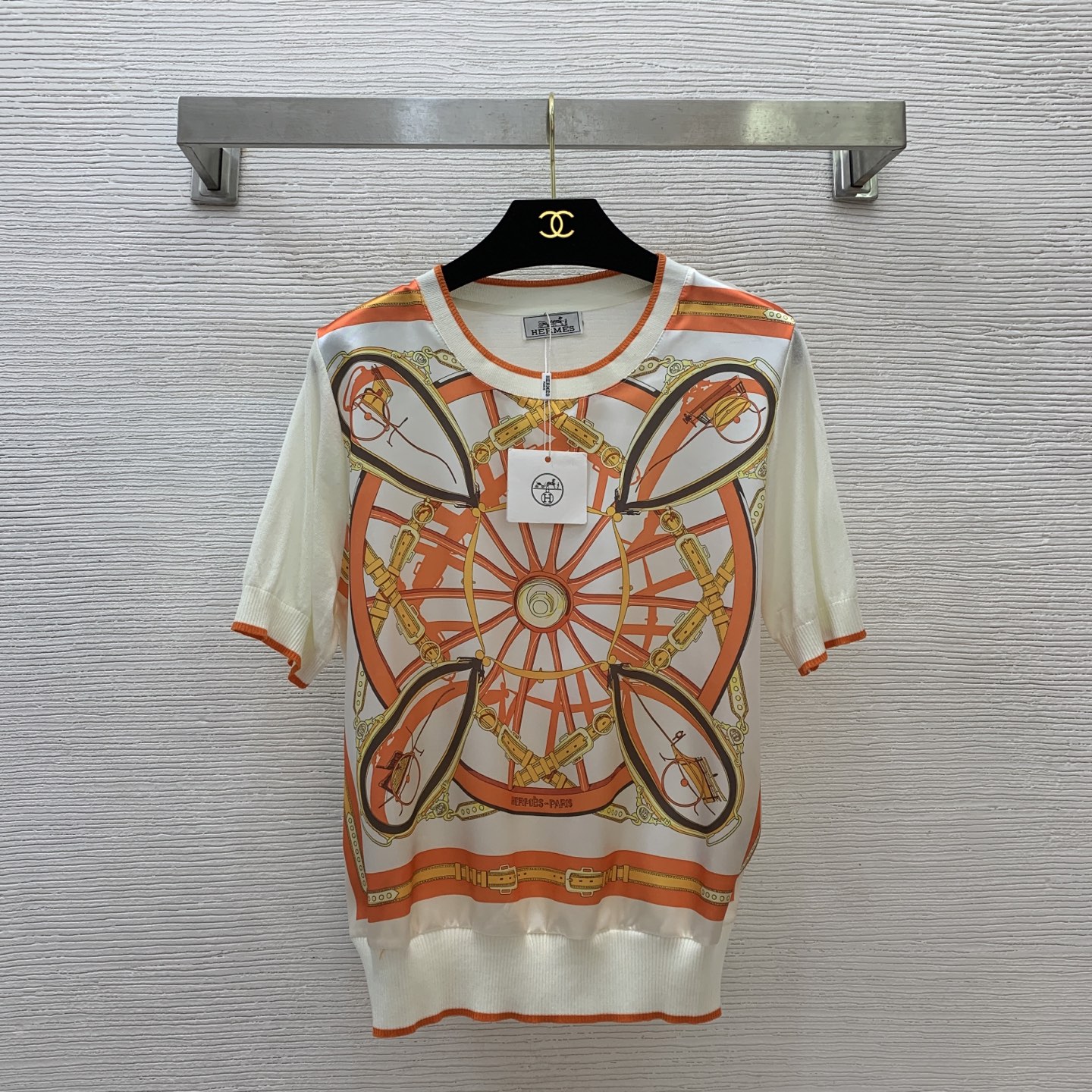 NO:415907,Model number G25052478 Recommended for running volume HERME*S new custom imitation silk satin splicing back piece knit fabric, H home geometric pattern wheel printing fashionable versatile short-sleeved stretch sweater top!  Yellow/black/white, one size (shoulder width 38, bust 104, sleeve length 26, clothing length 61) hair, hermes, T-shirt, real silk, alexander wang19860909款号G25052478 跑量推荐HERME*S新款定制仿真丝缎面拼接后片针织面料、H家几何图案车轮印花时尚百搭短袖弹力针织衫上衣！黄/黑/米白,均码（肩宽38,胸围104,袖长26,衣长61）发,,hermes,T-shirt,real silk,alexander wang,Women's clothing