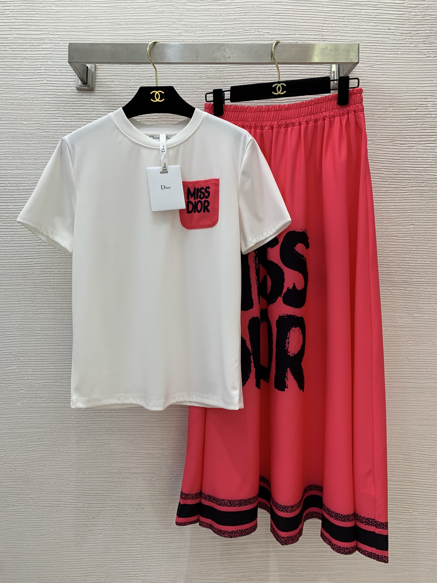 NO:416577,Model number D25052542 Dio* new letter logo graffiti print fashionable two-piece set!  Contrast color pocket spliced ​​round neck short-sleeved T-shirt top with striped trim elastic waist long skirt!  Black, rose red, (S-size flat bust 90, sleeve length 20, clothing length 62, waist 66~76, skirt length 91/waist circumference ±4) hair, dior, skirt, T-shirt, tees, t-shirt, alexander wang19860909款号D25052542 Dio*新款字母logo涂鸦印花时尚两件套装！撞色口袋拼接圆领短袖t恤上衣条纹装饰边松紧腰大摆长款半身裙！黑色、玫红、（S码平铺胸围90,袖长20,衣长62,腰围66～76,裙长91/腰围±4）发,,dior,skirts,T-shirt,tees，t-shirt,alexander wang,Women's clothing