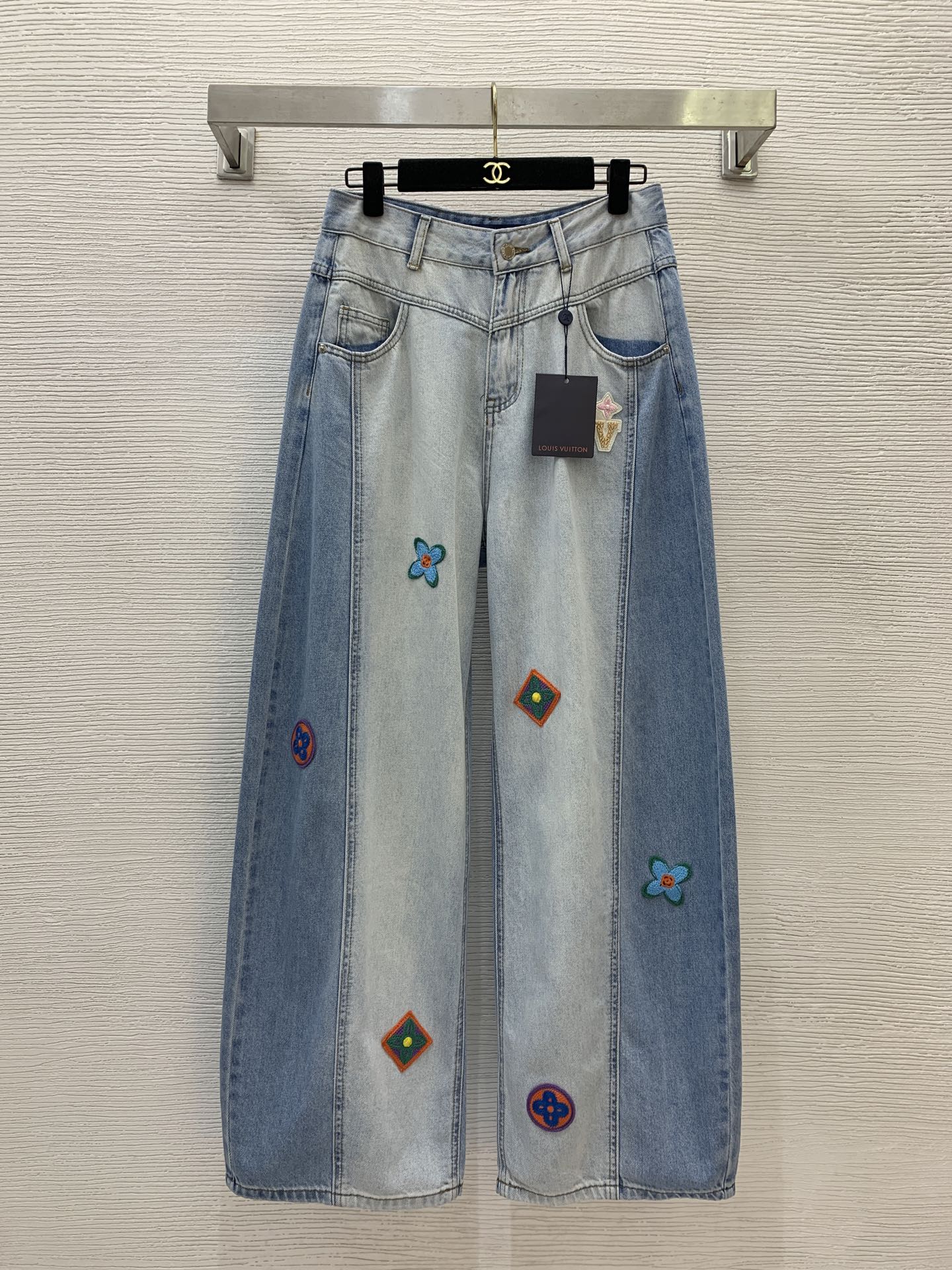 NO:416568,Model number G25052572 LOUIS*Dujia LV new high-end customization original letter logo hardware accessories patch embroidery decoration, lazy style loose casual wide-leg jeans!  (M size waist circumference 74, hip circumference 106, pants length 107) Wholesale,,louis vuitton,louis vuitton,louis vuitton,louis vuitton,jeans,alexander wang19860909款号G25052572 LOUIS*驴家LV新款高端定制 原版字母logo五金配件贴布绣花装饰、慵懒风宽松休闲阔腿牛仔裤！（M码腰围74,臀围106,裤长107）批发,,louis vuitton,louis vuitton,louis vuitton,louis vuitton,jeans,alexander wang,Women's clothing