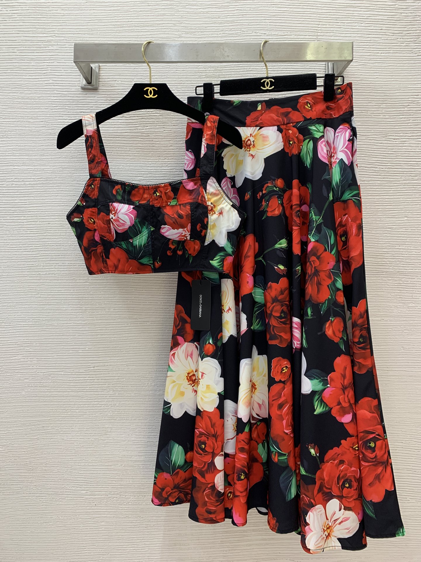 NO:420471,Model number D25052843 Dolce & Gabbana DG* new model, hot style, how much money is spent on green leaf printed vacation style two-piece set!  Fashionable and sexy strapless sling top with a high waist slim big skirt with a long skirt with a long skirt!  (M size bust 88, hem 72, 33 length; waist 72, skirt length 89) hair, Dolce & Gabbana, skirts, alexander wang19860909款号D25052843 杜嘉班纳DG*新款 火热风情花多钱朵绿叶印花度假风两件套装！时尚性感抹胸吊带上衣高腰显瘦大裙摆长款半身裙！（M码胸围88,下摆围72,衣长33；腰围72,裙长89）发,,Dolce&Gabbana,skirts,alexander wang,Women's clothing