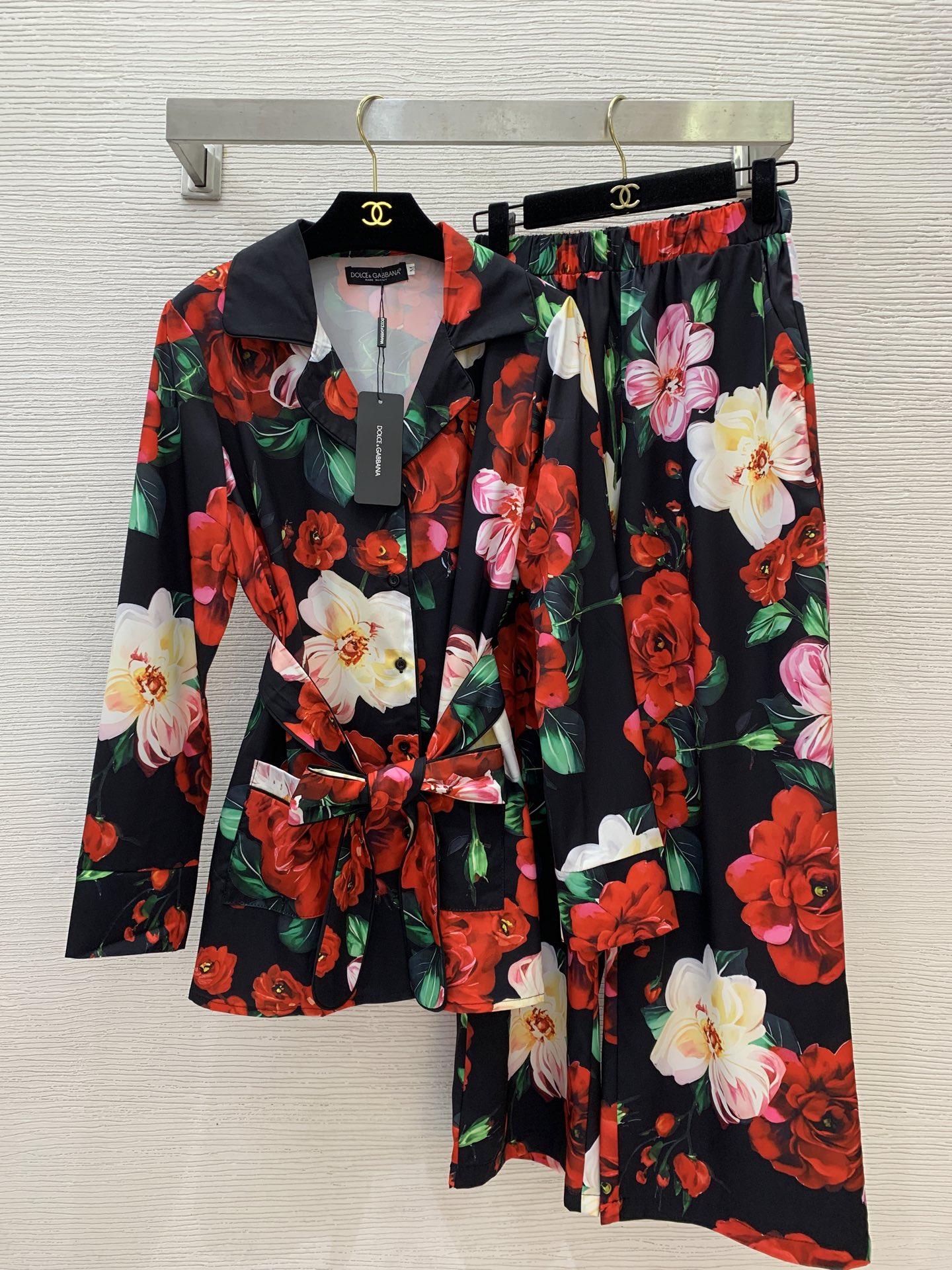 NO:430311,Model number D25052854 Dolce & Gabbana DG* new style hot style red flower green leaf printed pajama style home clothing set!  Double pocket lace-up trousers long sleeve shirt elastic waist wide-leg pants trousers!  (M size bust 104, sleeve length 61, clothing length 75; waist circumference 62~72 elastic, hip circumference 98, pants length 96) hair, Dolce & Gabbana, shirts, alexander wang19860909款号D25052854 杜嘉班纳DG*新款 火热风情红花绿叶印花睡衣风家居服套装！双口袋系带束腰翻领长袖衬衫松紧腰阔腿裤长裤！（M码胸围104,袖长61,衣长75；腰围62～72松紧,臀围98,裤长96）发,,Dolce&Gabbana,shirts,alexander wang,Women's clothing