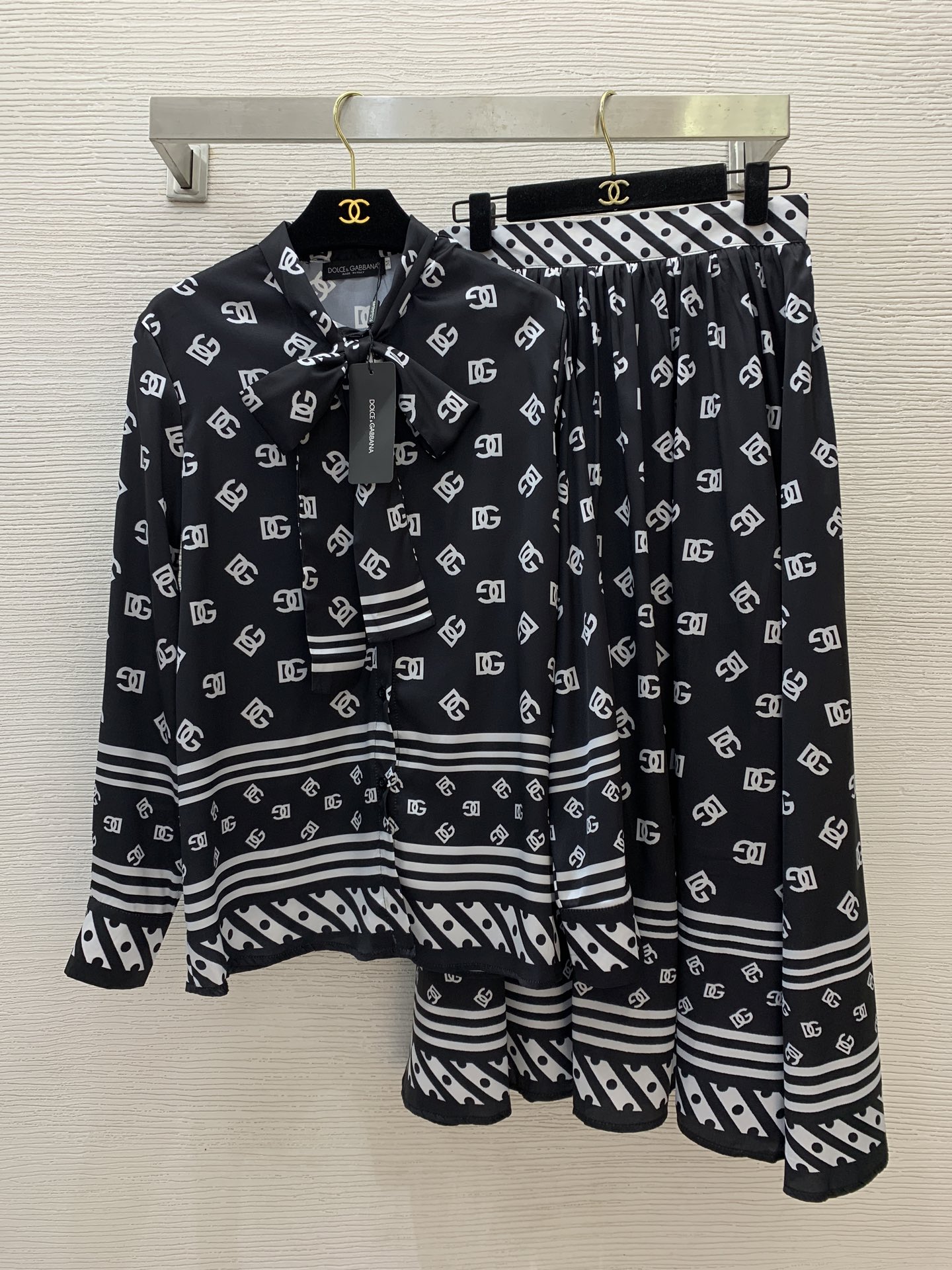 NO:417378,Model number D25052674 Dolce & Gabbana DG* new style polka dot striped letter logo print fashion two-piece set!  Front buckle bow ribbon neck loose and versatile long sleeve shirt high waist long skirt hem long skirt!  (M size bust 106, sleeve length 61, clothing length 69; waist 70, skirt length 86) hair, Dolce & Gabbana, skirts, alexander wang19860909款号D25052674 杜嘉班纳DG*新款 波点条纹字母logo印花时尚两件套装！前排系扣蝴蝶结飘带领宽松百搭长袖衬衣高腰大裙摆长款半身裙！（M码胸围106,袖长61,衣长69；腰围70,裙长86）发,,Dolce&Gabbana,skirts,alexander wang,Women's clothing