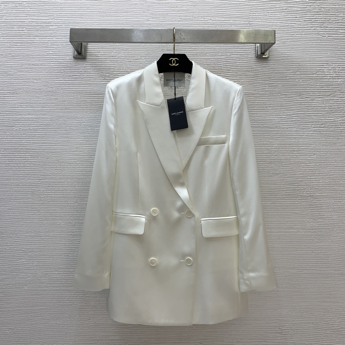 NO:422601,Model number G25052987 Saint Laurent YSL new royal product!  Exclusive custom high-end quality quality. This suit is simply walking moonlight satin!  The morning white fabric is full of mother-of-pearl luster, and the lace stitching on the back seems to blend the Western wedding dress into a suit. At first glance, it looks so beautiful that it suffocates the classic four-button fashionable temperament lapel long-sleeved acetate blazer!  Classic black, pearl white, (M size shoulder width 38, bust 92, sleeve length 57, clothing length 72) hair, saint laurent, saint laurent, jackets & coats, business suit, alexander wang19860909款号G25052987 圣罗兰YSL新款王炸单品！独家定制高端精品质量 救命这件西装简直是行走的月光缎！ 晨光白面料泛着珍珠贝母光泽,后背蕾丝勾花拼接像把西方婚纱融进了西装里,乍看瞬间美到窒息经典四粒扣时尚气质翻领长袖醋酸西装外套！经典黑、珍珠白,（M码肩宽38,胸围92,袖长57,衣长72）发,,saint laurent,saint laurent,jackets & coats,business suit,alexander wang,Women's clothing