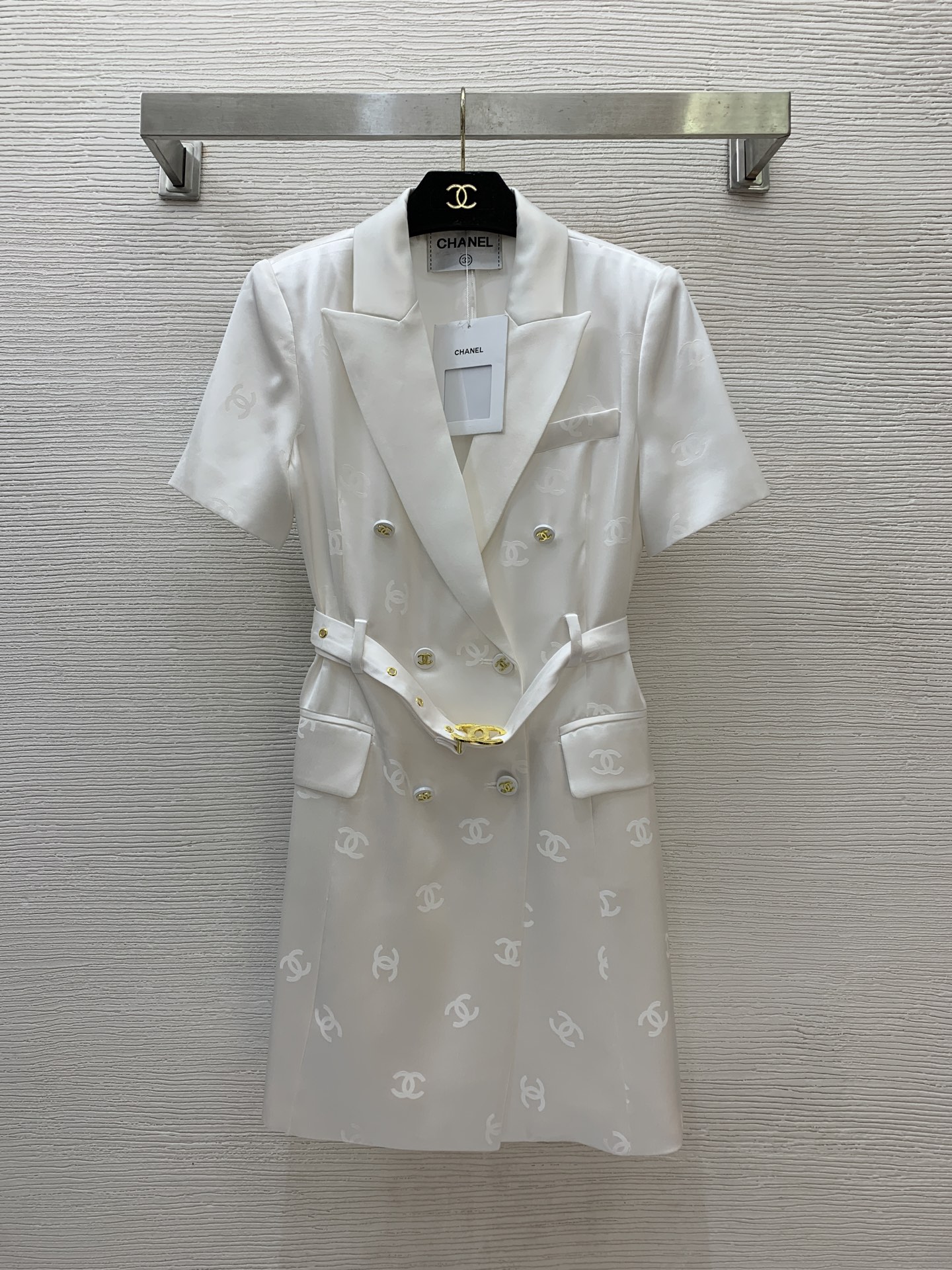 NO:422555,The newest model of Chane is high-end and boutique custom imported acetate fabric with silky and comfortable touch, and the whole body double C letter logo jacquard double-breasted waist slim short-sleeved suit dress!  Black, off-white, (M size bust 92, waist 76, sleeve length 23, clothing length 85) hair, chanel, skirts, T-shirt, business suit, alexander wang19860909款号G25052935 Chane*新款 高端精品定制进口醋酸面料手感丝滑舒适、通体双C字母logo提花双排扣束腰显瘦短袖西装连衣裙！黑色、米白色、（M码胸围92,腰部76,袖长23,衣长85）发,,chanel,skirts,T-shirt,business suit,alexander wang,Women's clothing