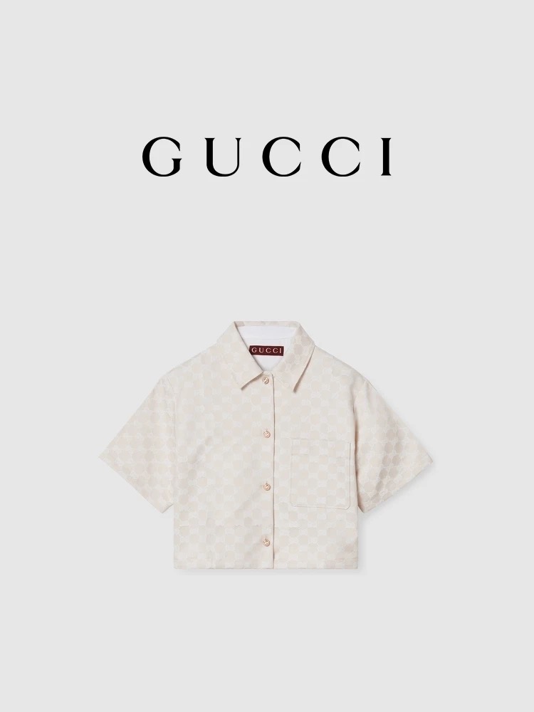 NO:417449,Model number G25052678 GUCC* new old-fashioned letter logo jacquard casual and fashionable set!  A buttoned lapel short top with a high waist side slit long skirt!  (M size shoulder width 44, bust 104, sleeve length 23, clothing length 46; waist 72, skirt length 91) hair, gucci, skirt 9119860909款号G25052678 GUCC*新款老花字母logo提花休闲时尚套装！系扣翻领短款上衣高腰侧开叉长款半身裙！（M码肩宽44,胸围104,袖长23,衣长46；腰围72,裙长91）发,,gucci,skirts,alexander wang,Women's clothing