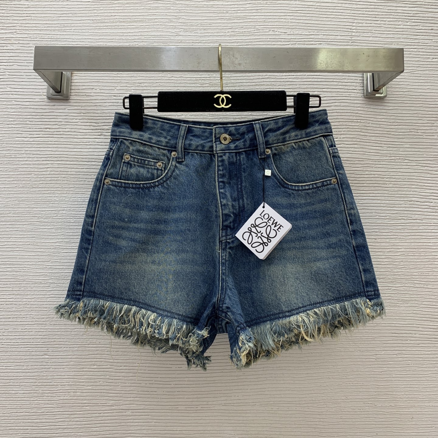 NO:418615,Model number G25052748 LOEW* new high-end custom original letter logo hardware accessories, fashionable and personalized tassel edge back hip pocket badge decoration versatile slim denim shorts!  25.26.27.28.29.30 (27 size waist circumference 70, hip circumference 94, trousers length 32) hair, loewe, shorts, alexander wang19860909款号G25052748 LOEW*新款高端定制原版字母logo五金配件、时髦个性流苏边后臀口袋徽章装饰百搭显瘦牛仔短裤！25.26.27.28.29.30（27码腰围70,臀围94,裤长32）发,,loewe,shorts,alexander wang,Women's clothing