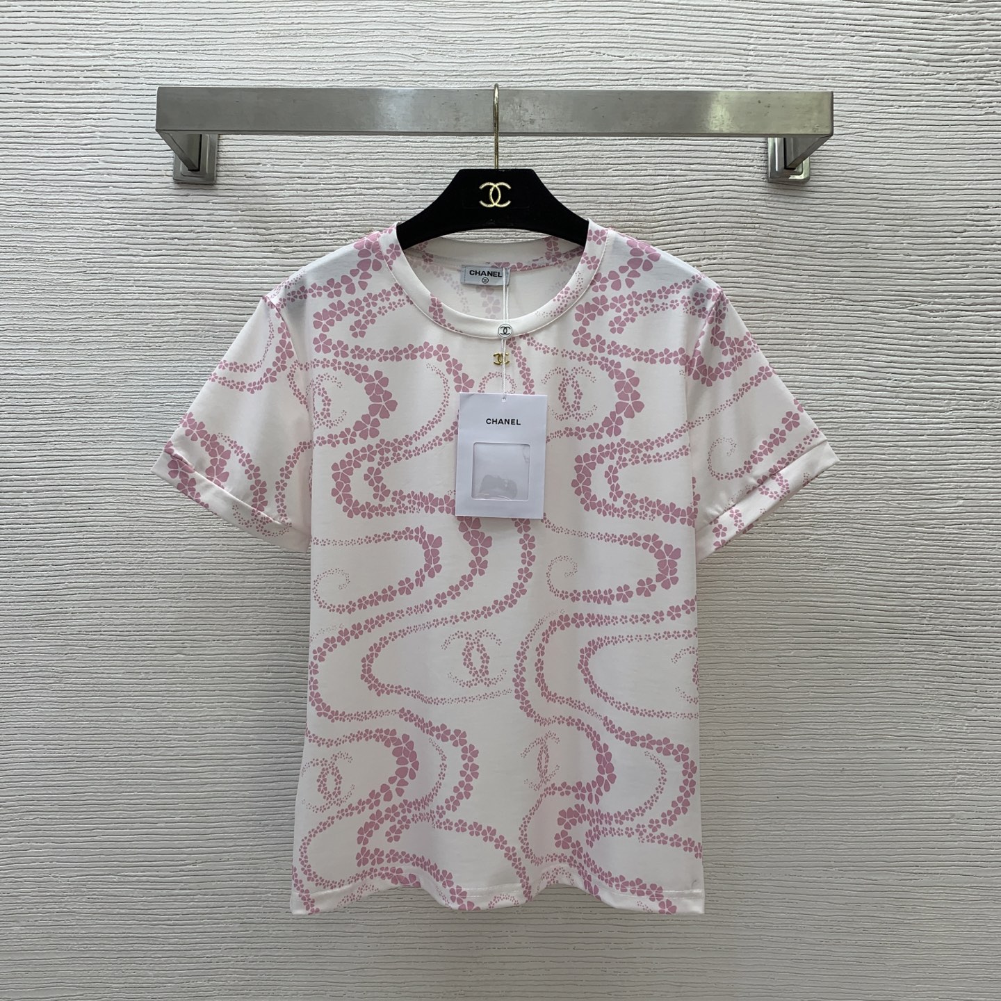 NO:420520,Model number D25052842 Chane* newest style Xiaoxiang metal accessories decorative corrugated flowers double C print loose fashionable short-sleeved T-shirt top!  Pink, blue, (M size bust 102, sleeve length 19, clothing length 59) hair, chanel, T-shirt,tees, t-shirt,alexander wang19860909款号D25052842 Chane*新款 小香金属配件装饰波纹花朵双C印花宽松时尚短袖t恤上衣！粉色、蓝色、（M码胸围102,袖长19,衣长59）发,,chanel,T-shirt,tees，t-shirt,alexander wang,Women's clothing