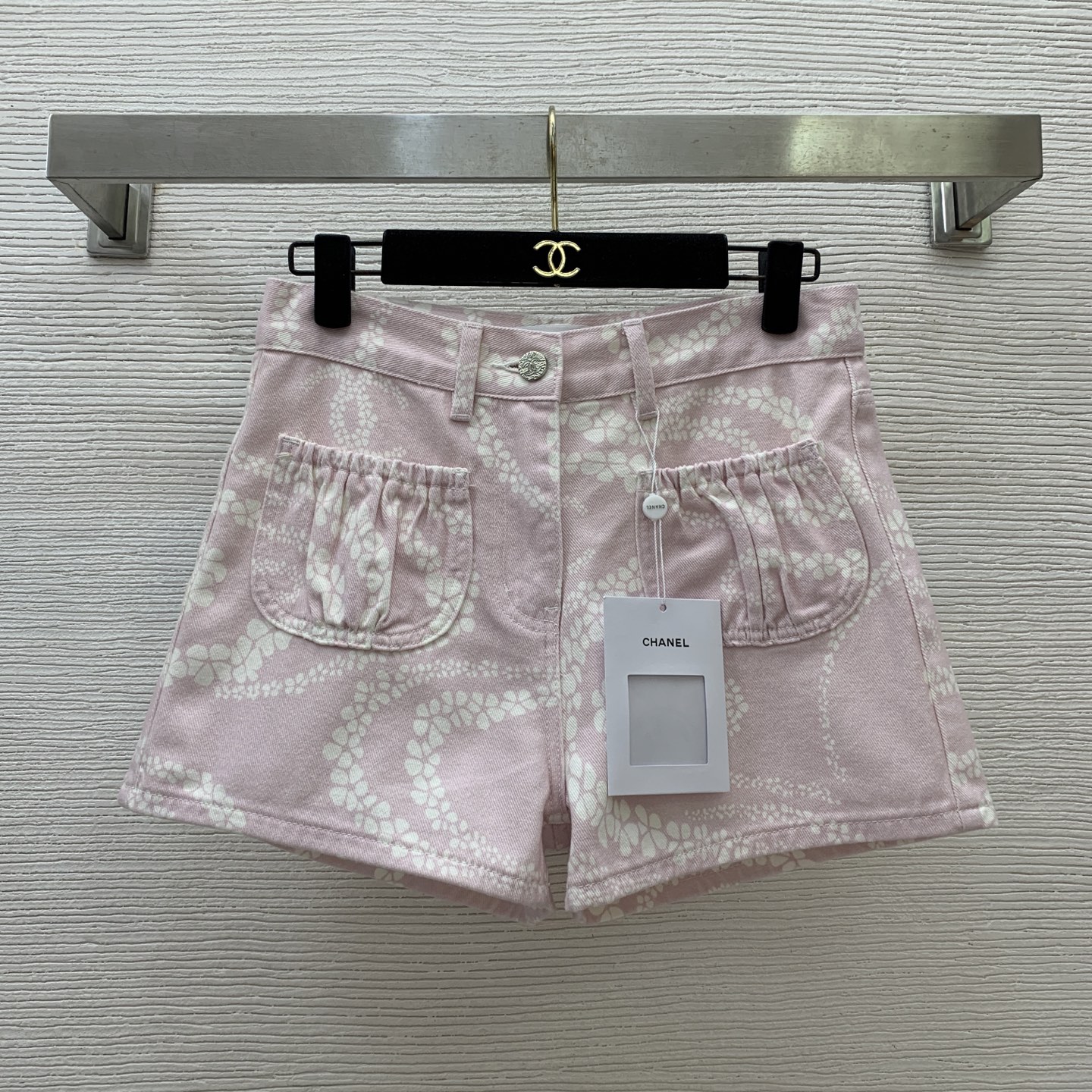 NO:420529,Model number D25052845 Chane* new high-end custom, double pocket closing design corrugated flower double C print fashionable and versatile denim shorts!  Blue-gray, pink, blue, 36.38.40 (38 size waist 72, trousers length 32) hair, chanel, shorts, alexander wang19860909款号D25052845 Chane*新款高端定制、双口袋收口设计波纹花朵双C印花时尚百搭牛仔短裤！青灰色、粉色、蓝色、36.38.40（38码腰围72,裤长32）发,,chanel,shorts,alexander wang,Women's clothing