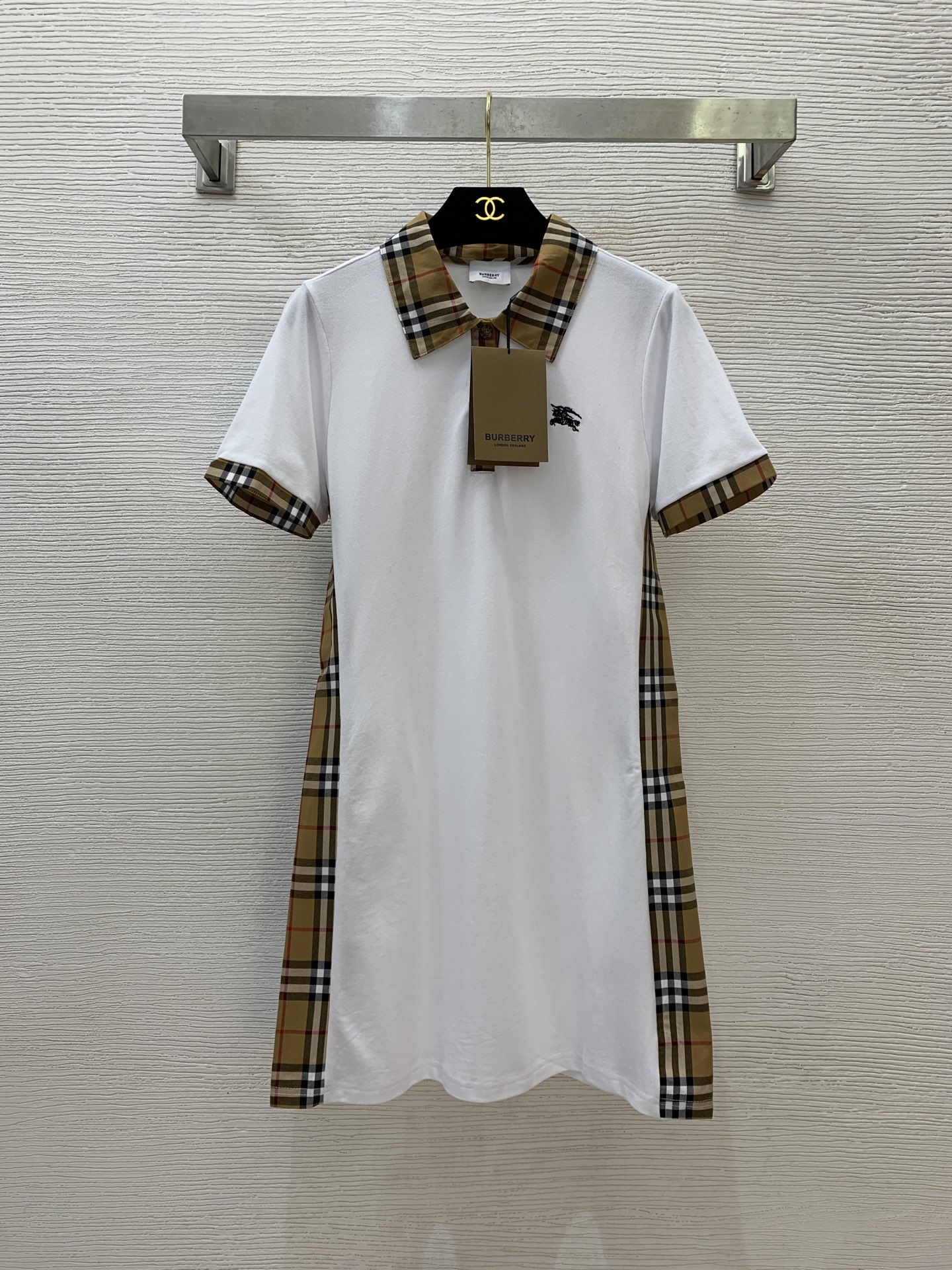 NO:423513,Model number D25060824 BURBERR* new high-end custom 0B family classic plaid spliced ​​chest horse small logo embroidered button front lapel slightly waist slim fit Polo neck short-sleeved dress!  Black and white, (M size bust 92, sleeve length 20, skirt length 86) hair, burberry, skirt, T-shirt, alexander wang19860909款号D25060824 BURBERR*新款高端定制0B家经典格纹拼接胸前战马小标志刺绣系扣前襟翻领微收腰修身显瘦Polo领短袖连衣裙！黑色、白色,（M码胸围92,袖长20,裙长86）发,,burberry,skirts,T-shirt,alexander wang,Women's clothing