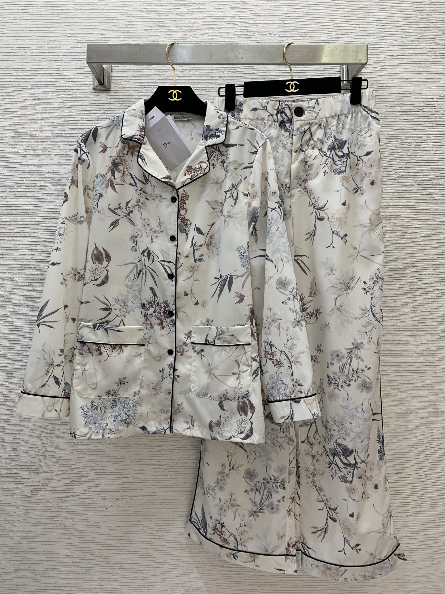 NO:424117,Model number D25053057 Dio* new ink and leaf printed pajamas style home clothes and cotton set!  Classic contrasting color edging lapel double pocket long-sleeved shirt elastic waist loose wide-leg pants trousers!  (M size bust 110, sleeve length 57, clothing length 70; waist 70, back tight, hip 96, pants length 102) hair, dior, alexander wang19860909款号D25053057 Dio*新款水墨枝叶印花睡衣风家居服棉套装！经典撞色包边翻领双口袋长袖衬衣松紧腰宽松阔腿裤长裤！（M码胸围110,袖长57,衣长70；腰围70后背松紧,臀围96,裤长102）发,,dior,alexander wang,Women's clothing