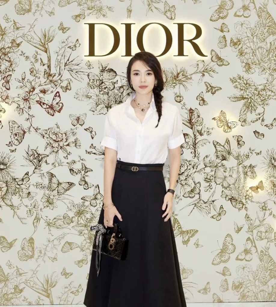 NO:424138,Model number D25053084 Dio* newest classic CD bee embroidered pearl cuff decoration fashionable versatile lapel short-sleeved cotton shirt with scarf!  (M size bust 104, rotator sleeve 37, 57 length) hair, dior, T-shirt, alexander wang19860909款号D25053084 Dio*新款 经典CD小蜜蜂刺绣珍珠袖口装饰时尚百搭翻领短袖棉质衬衣搭配丝巾！（M码胸围104,连肩袖37,衣长57）发,,dior,T-shirt,alexander wang,Women's clothing