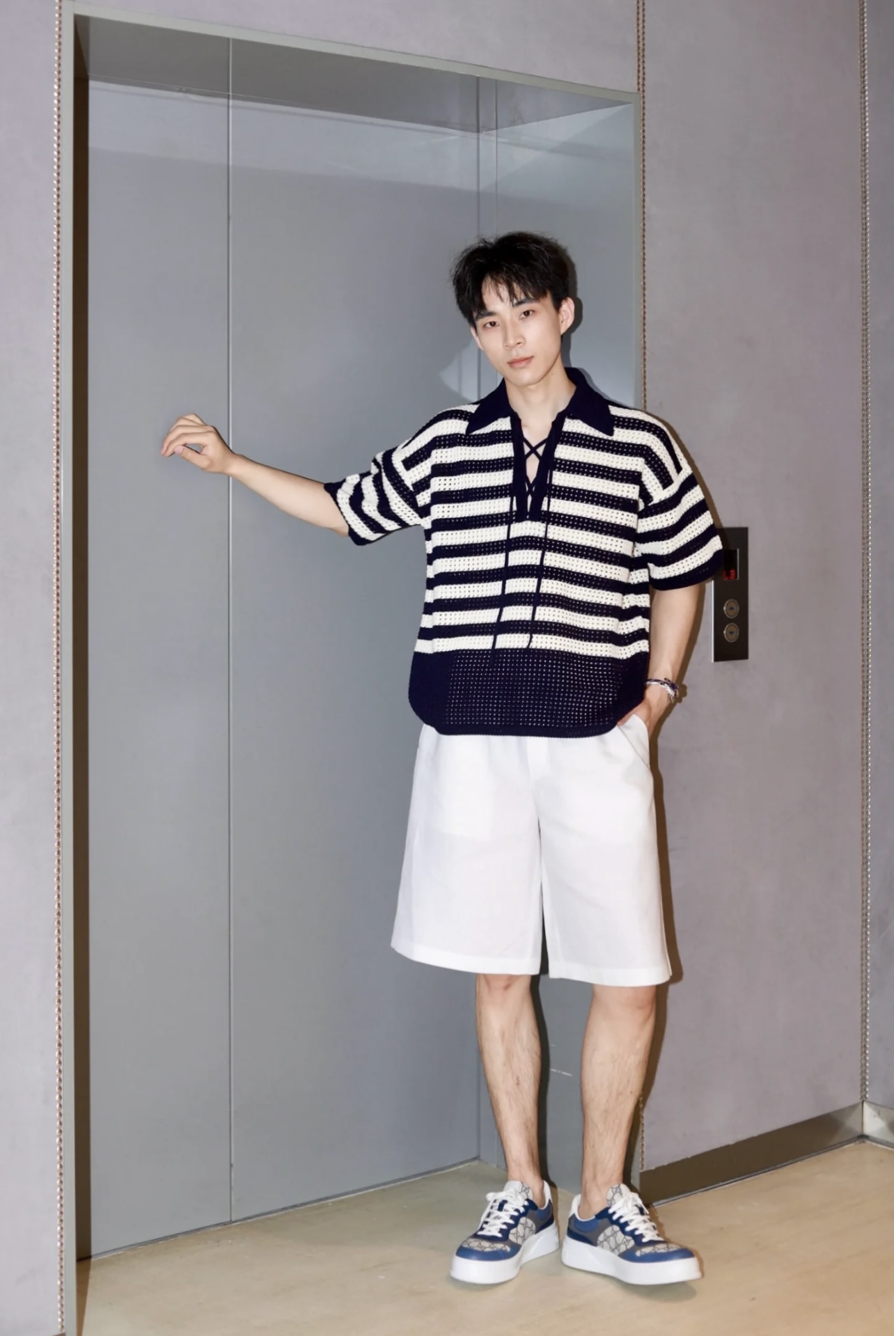 NO:423521,Model number D25060454 GUCC same style, men and women, newest style, college style age-reducing contrasting stripes hollow perspective loose fashion strap lapel short-sleeved sweater top!  (M size shoulder width 55, bust 106, sleeve length 18, garment length 61/fabric elastic large size is for reference only) , gucci, T-shirt, alexander wang19860909款号D25060454 男女同款GUCC*新款 学院风减龄撞色条纹镂空透视宽松时尚绑带翻领短袖针织衫上衣！（M码肩宽55,胸围106,袖长18,衣长61/面料弹力大尺寸仅供参考）发,,gucci,T-shirt,alexander wang,Women's clothing