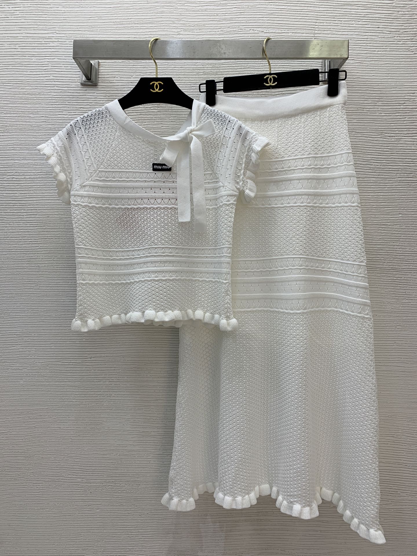 NO:417412,Model number D25060578 MiuMi* Miujia new temperament sweet and fashionable knitted two-piece set!  Small logo logo on the chest with bow tied with neckline with ears hollow perspective short-sleeved sweater top with high waist long A-line knitted skirt!  White, black, average size (bust 78, sleeve length 17, garment length 50; waist circumference 64~76, skirt length 91 / recommended weight 115 catties) hair, miumiu, skirts, T-shirt, alexander wang19860909款号D25060578 MiuMi*缪家新款气质甜美时尚针织两件套装！胸前小标logo蝴蝶结绑带领木耳边镂空透视短袖针织衫上衣高腰长款A字针织半身裙！白色、黑色、均码（胸围78,袖长17,衣长50；腰围64～76,裙长91 /建议体重115斤内穿）发,,miumiu,skirts,T-shirt,alexander wang,Women's clothing
