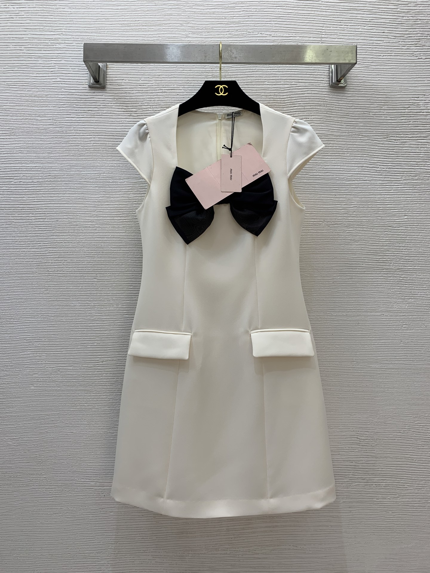 NO:420618,Model number G25060774 MiuMi* Miu Family New High-end Customized, chaebol daughter, contrasting bow decoration, slim fit and sleeved dress!  Beige, black, (Size S bust 84, waist 70, skirt length 87) hair, miumiu, skirt 87, alexander wang19860909款号G25060774 MiuMi*缪家新款高端定制 财阀千金大小姐撞色蝴蝶结装饰修身显瘦包袖连衣裙！米色、黑色、（S码胸围84,腰围70,裙长87）发,,miumiu,skirts,alexander wang,Women's clothing